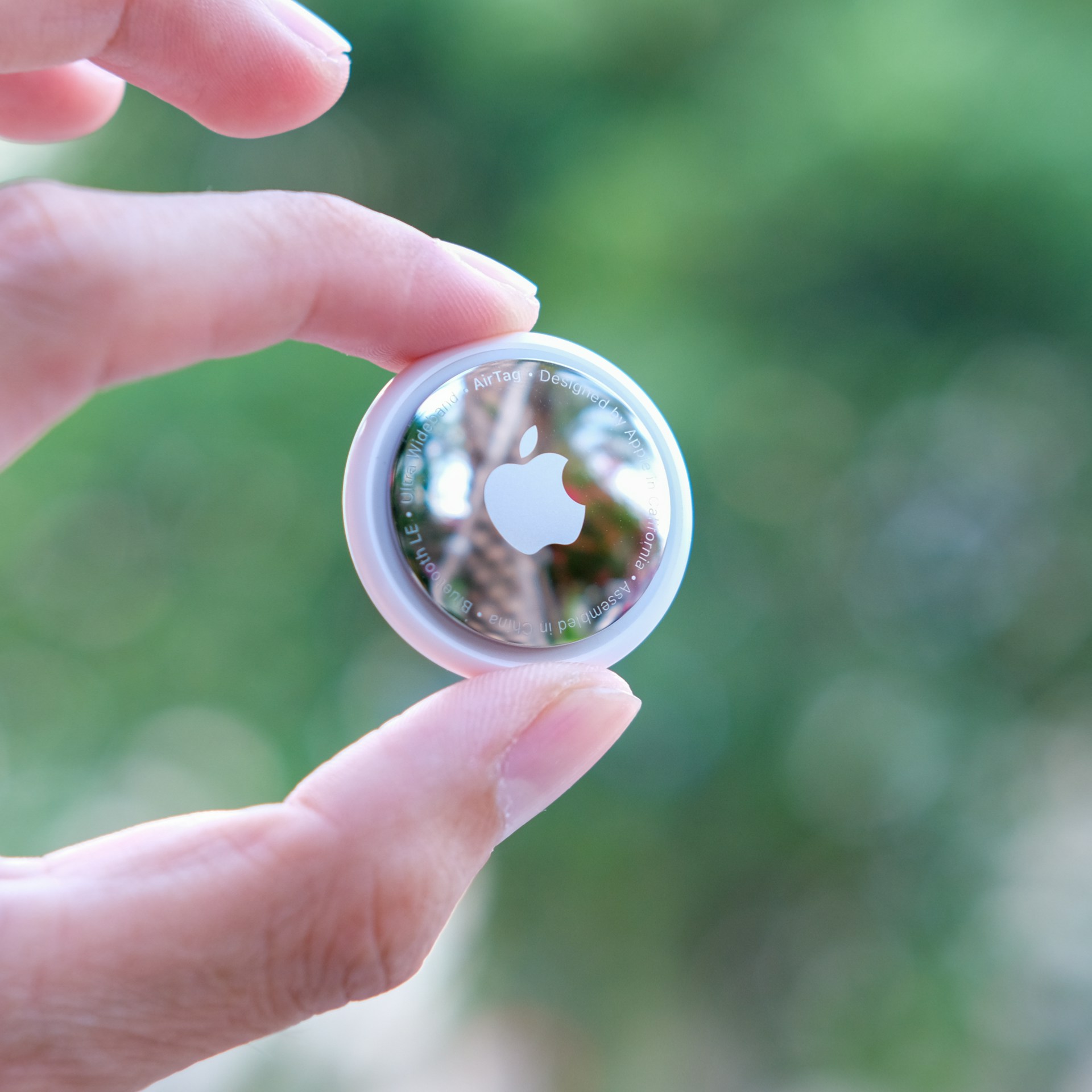 Eine Person mit einem AirTag | Quelle: Unsplash