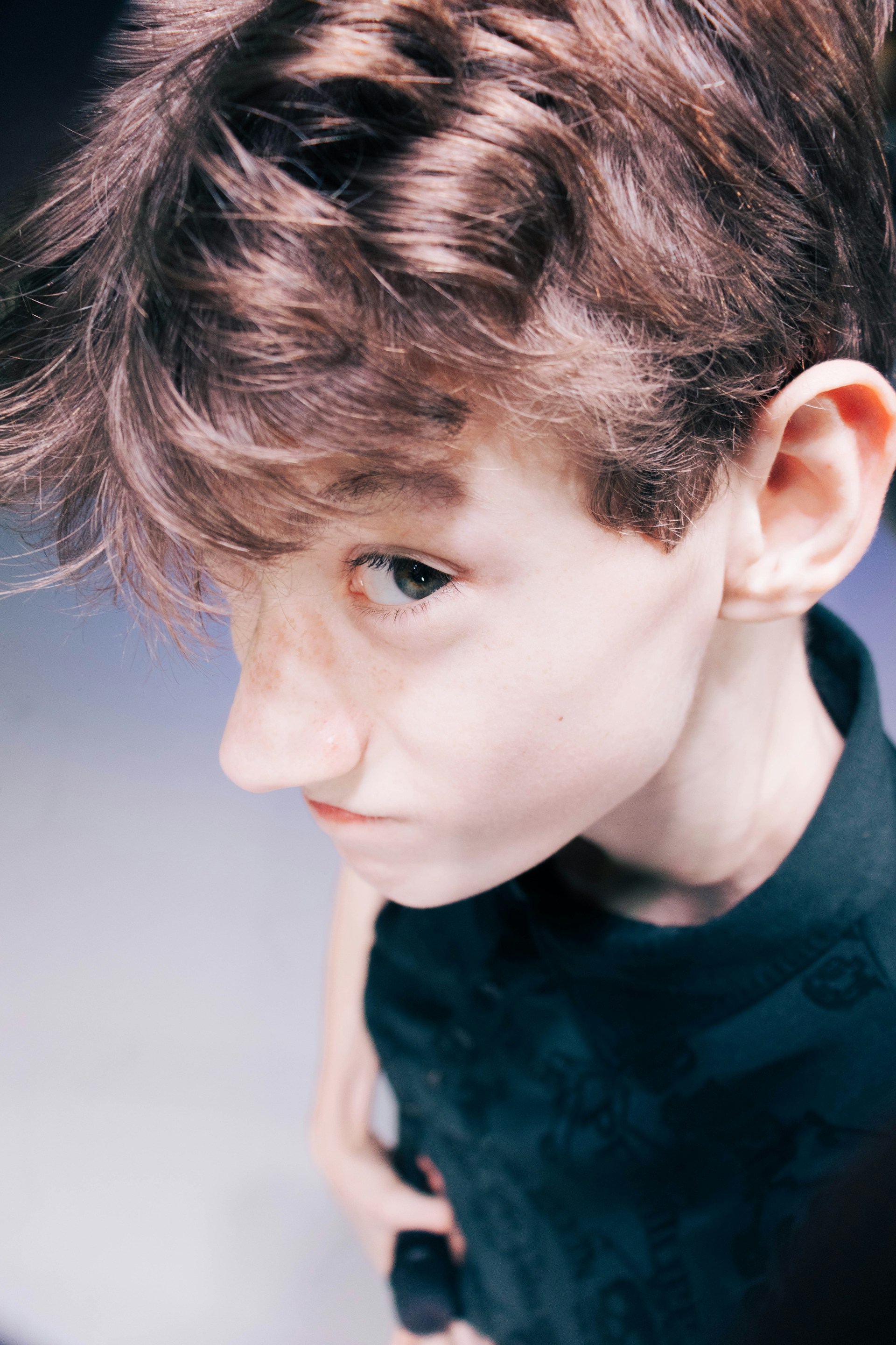 Ein Junge, der jemanden anschaut | Quelle: Unsplash