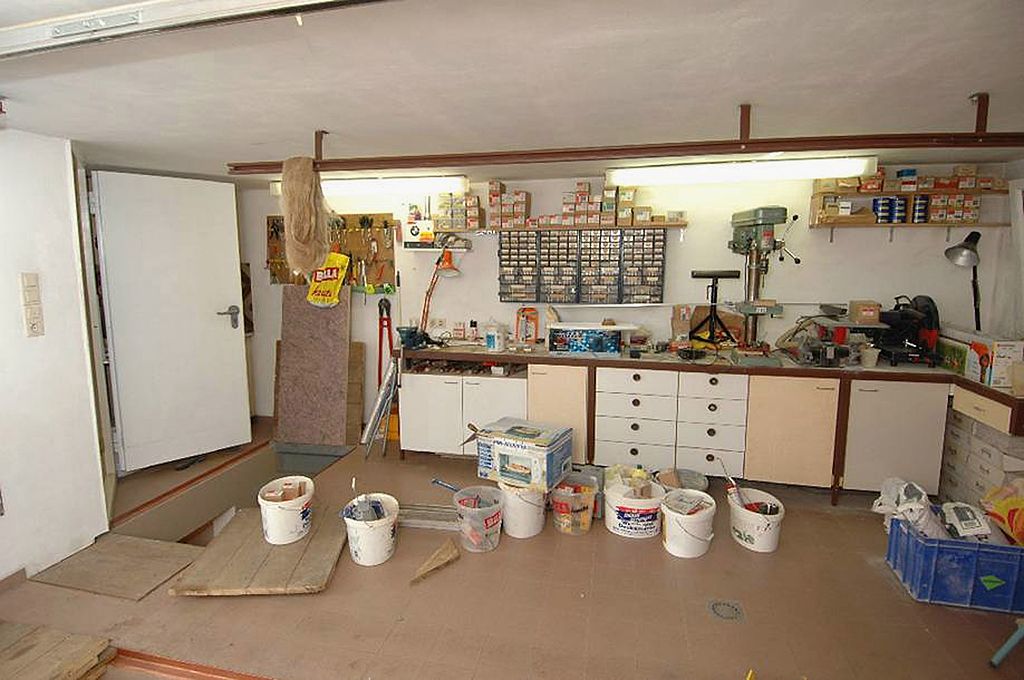 Auf diesem undatierten Polizeifoto führt eine Falltür von der Garage in einen geheimen Raum im Haus und Versteck der entführten Natascha Kampusch in einem Wiener Vorort, Österreich. | Quelle: Getty Images