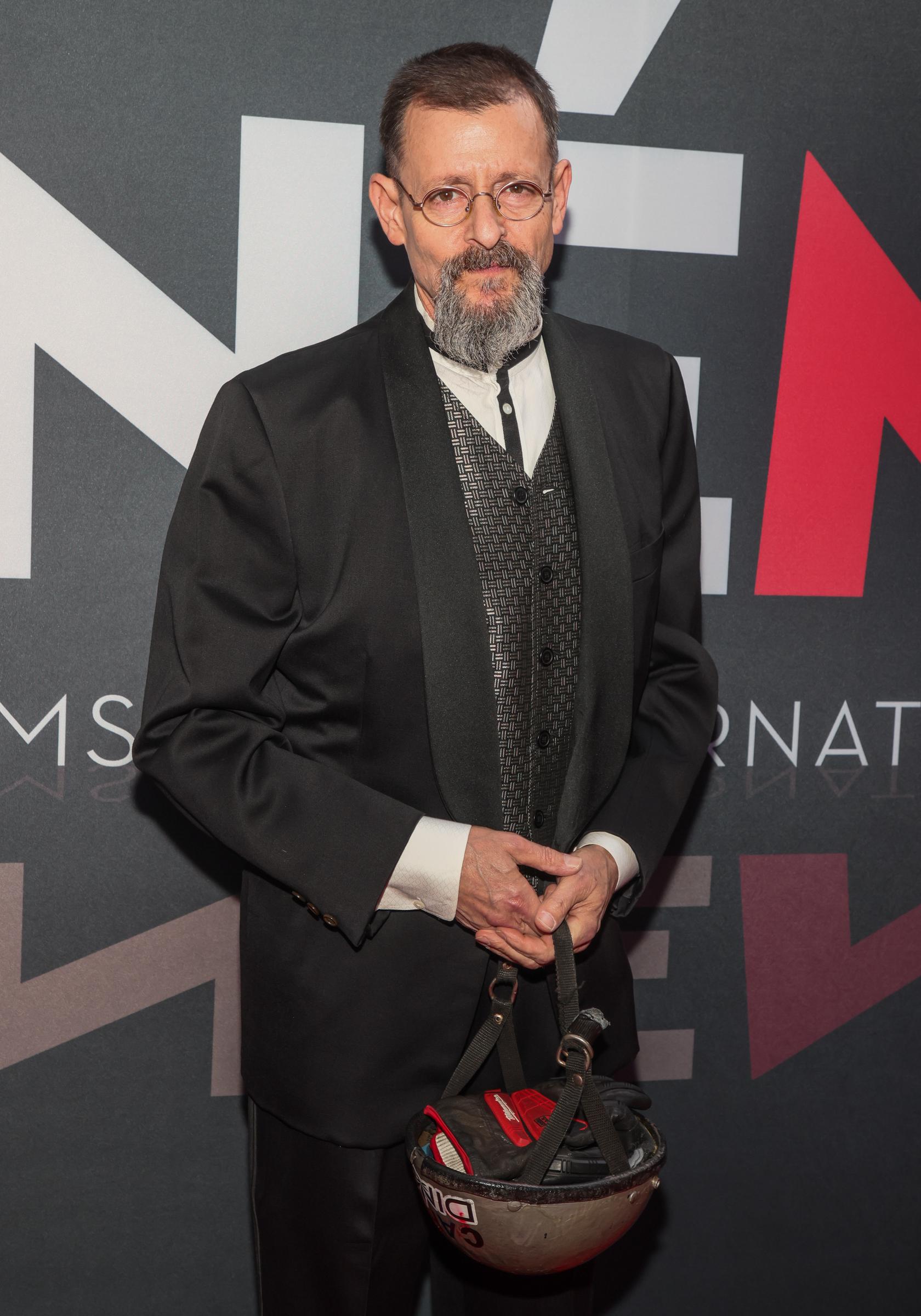 Judd Nelson nimmt seit einigen Jahren an humanitären Veranstaltungen teil und setzt sich weiterhin für wohltätige Zwecke ein, ohne dabei seinen unabhängigen Geist aufzugeben. | Quelle: Getty Images