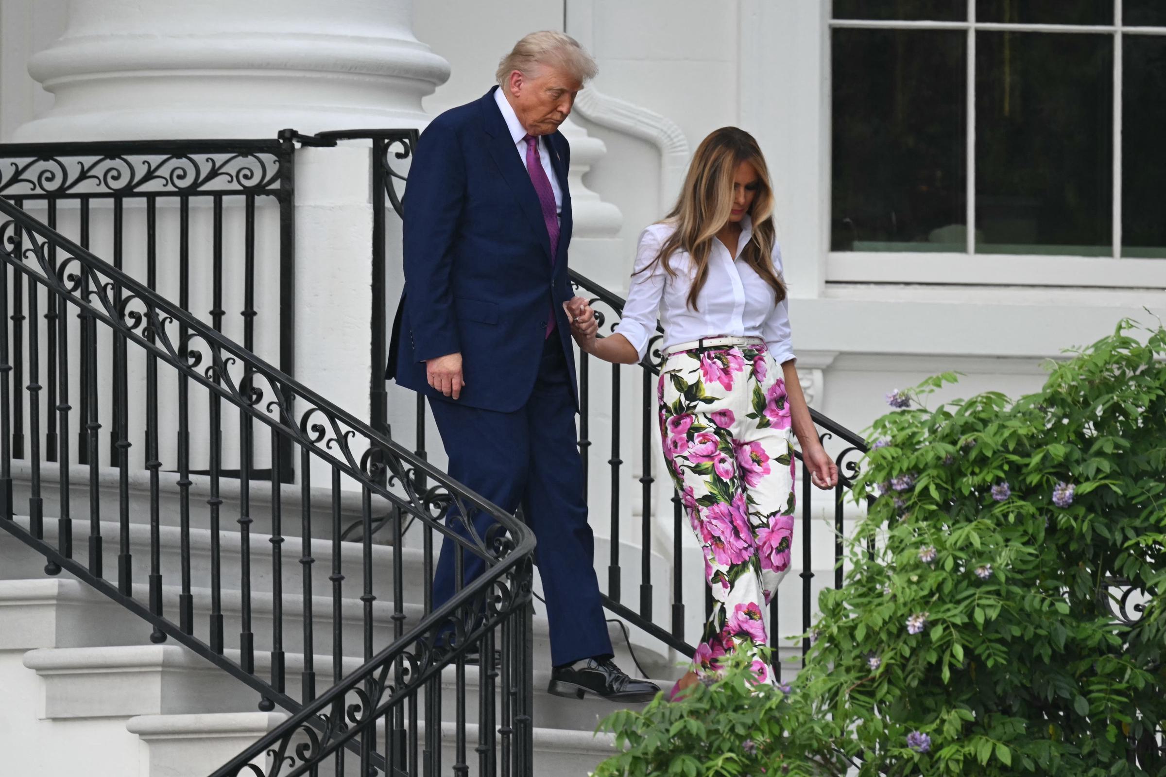 Donald und Melania Trump kommen zum Kongress-Picknick auf dem South Lawn des Weißen Hauses am 12. Juni 2025 in Washington, DC | Quelle: Getty Images