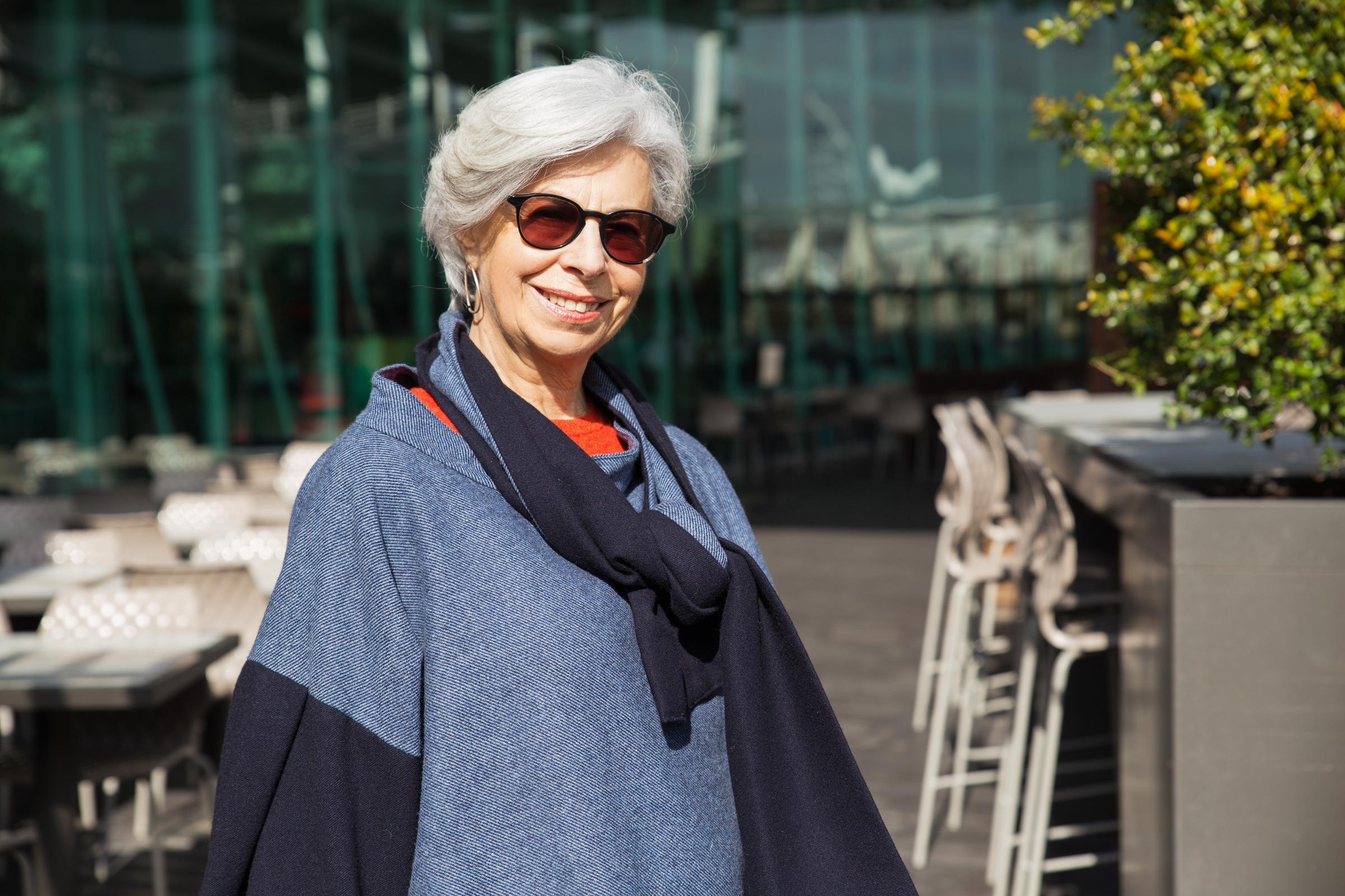 Eine lächelnde Frau mit einer getönten Brille | Quelle: Freepik