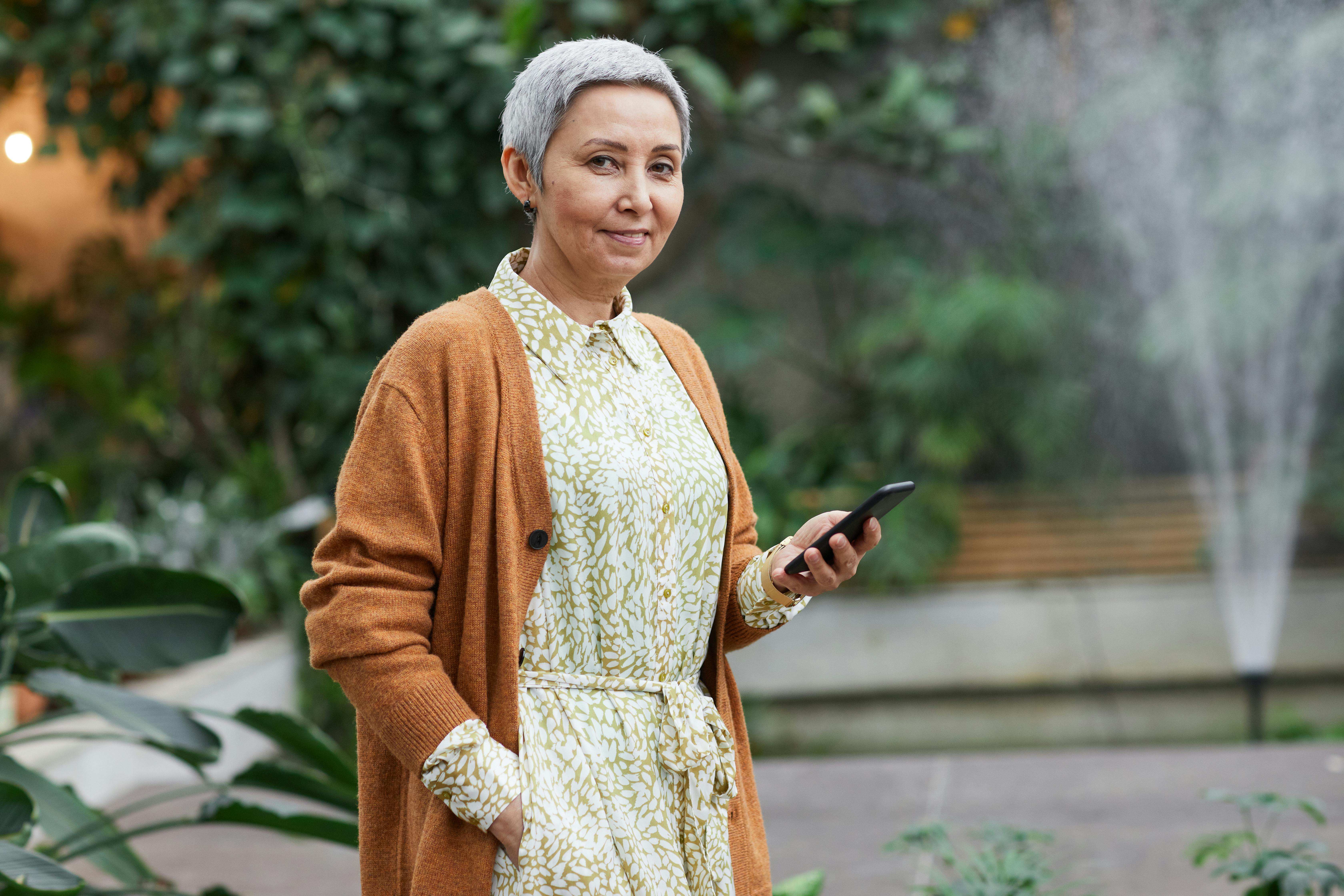 Eine Frau hält ein Telefon | Quelle: Pexels