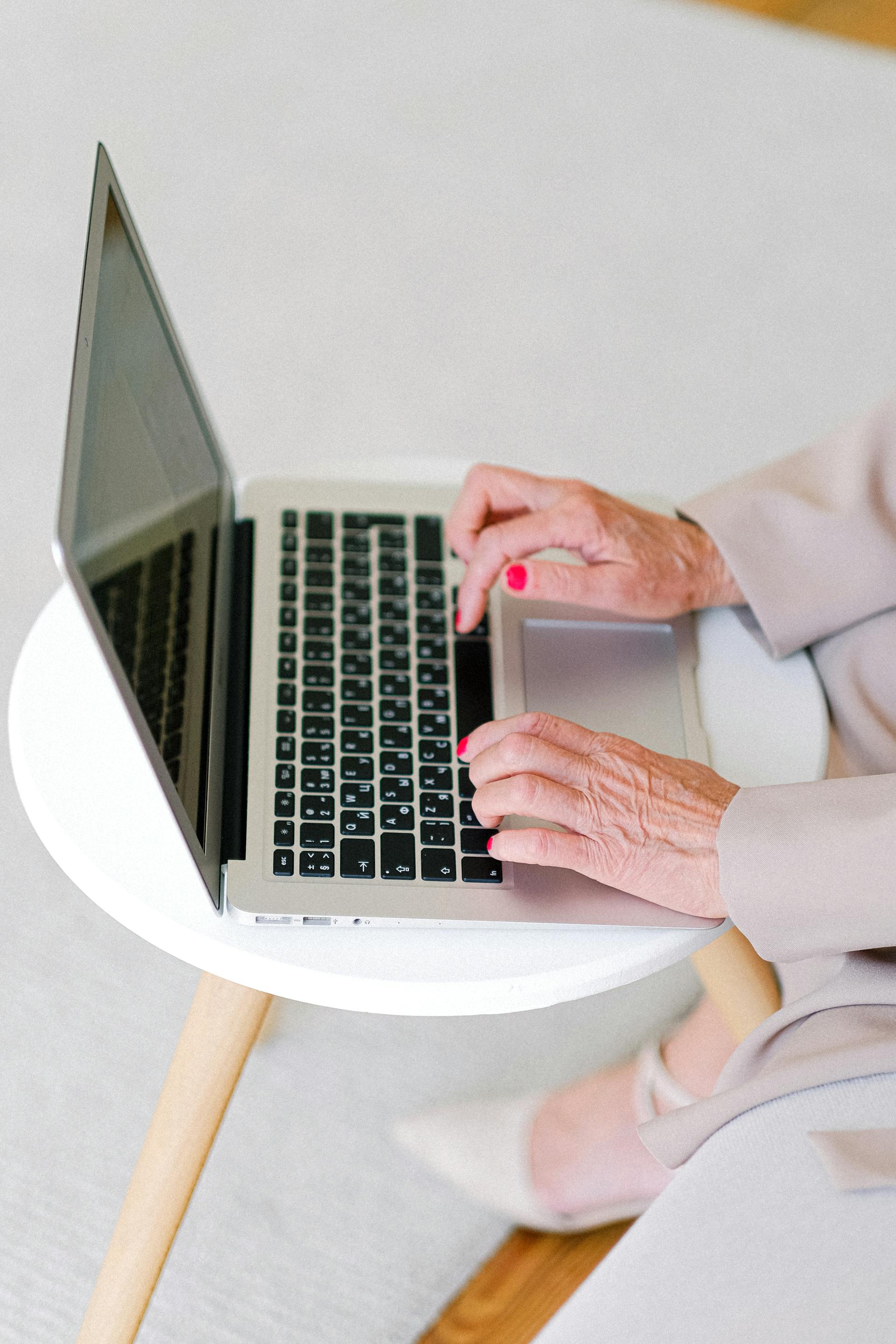 Eine Frau benutzt ihren Laptop | Quelle: Pexels