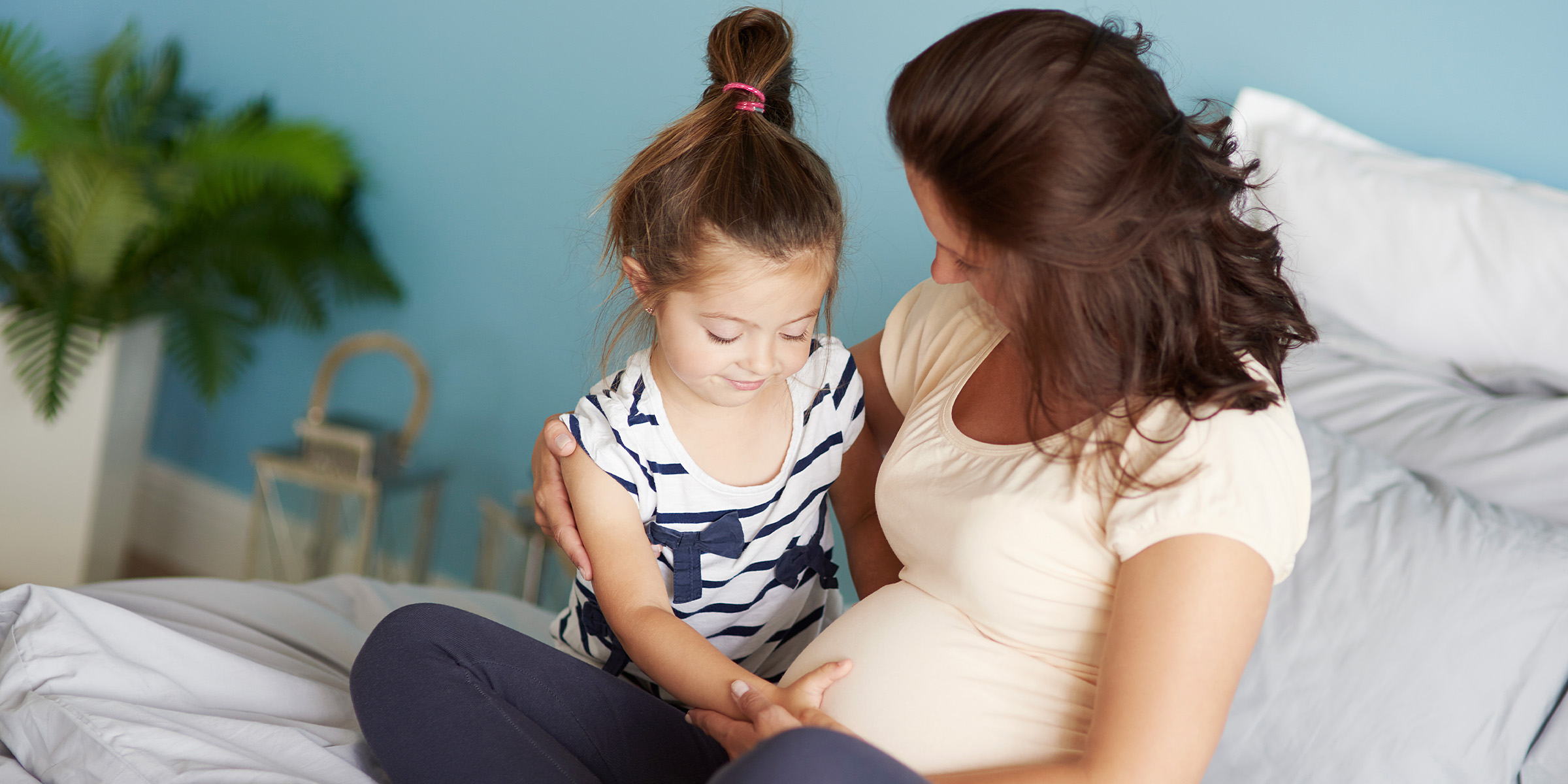 Eine schwangere Mutter mit ihrem Kind | Quelle: Freepik