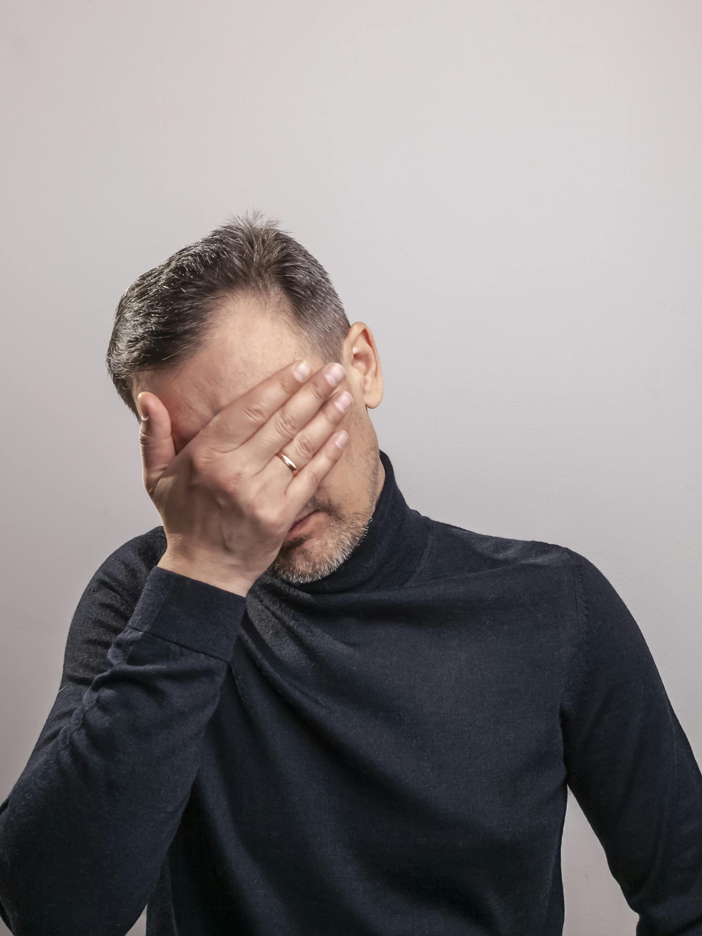 Ein weinender Mann | Quelle: Pexels