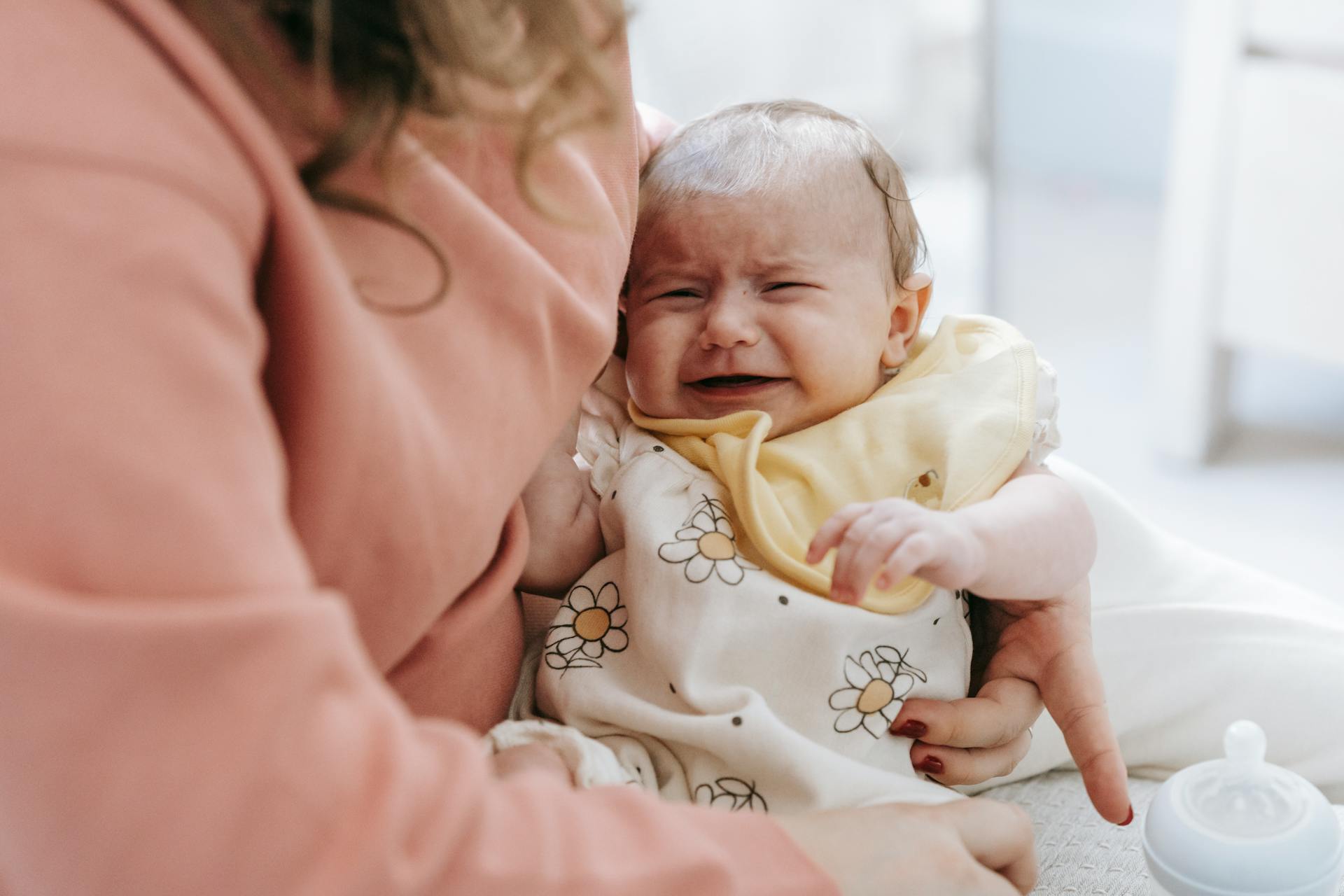Eine Frau hält ein weinendes Baby | Quelle: Pexels