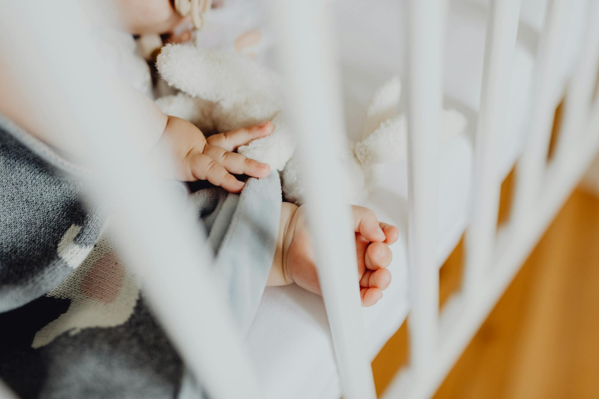 Eine Nahaufnahme eines schlafenden Babys in einem Kinderbett | Quelle: Pexels