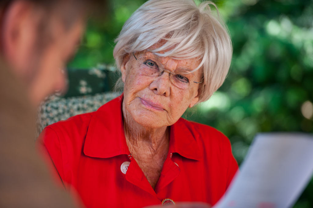 Die Schauspielerin Ingrid van Bergen spricht mit einem Journalisten in ihrem Garten in Eyendorf, Deutschland, am 6. Juni 2016. | Quelle: Getty Images