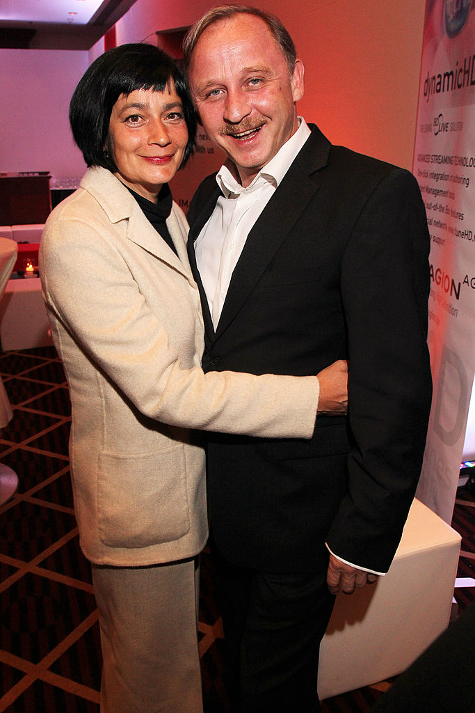 Der deutsche Schauspieler Alexander Held (rechts) und seine Frau Patricia nehmen am 19. Oktober 2010 in München an der „Video Night 2010“ im „The Westin Grand“ teil. | Quelle: Getty Images