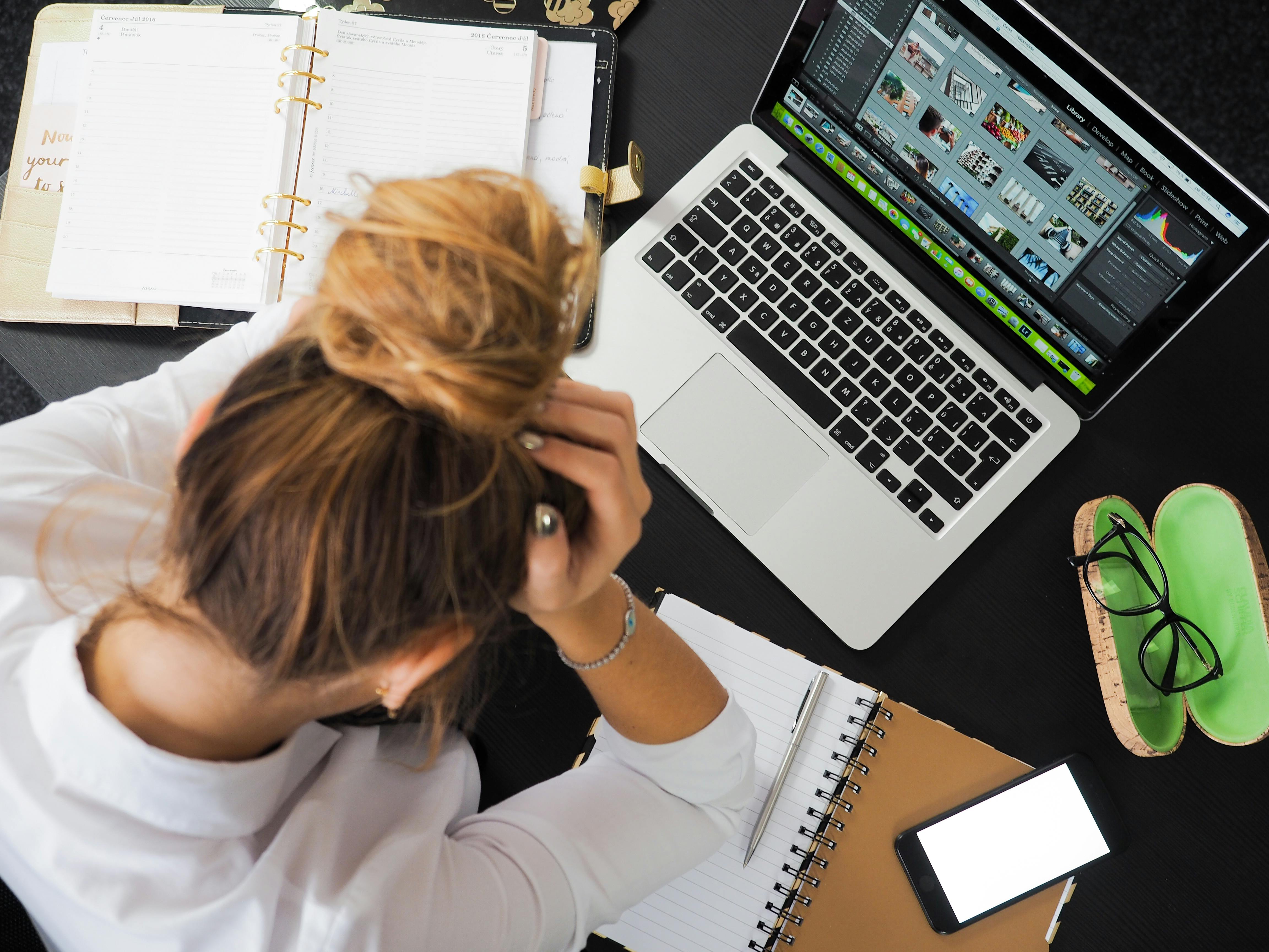 Eine gestresste Frau mit einem Laptop | Quelle: Pexels