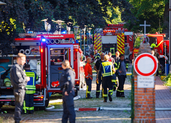 Feuerwehr und Polizei im Einsatz am LUP Klinikum in Ludwigslust nach einem Brand, 2. Juli 2026. | Quelle: Getty Images