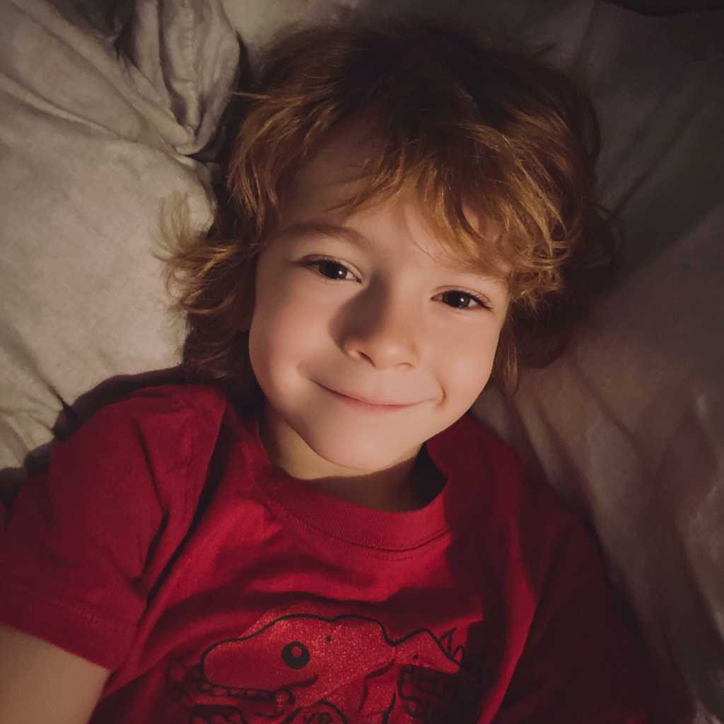 Ein kleiner Junge liegt in seinem Bett | Quelle: Midjourney