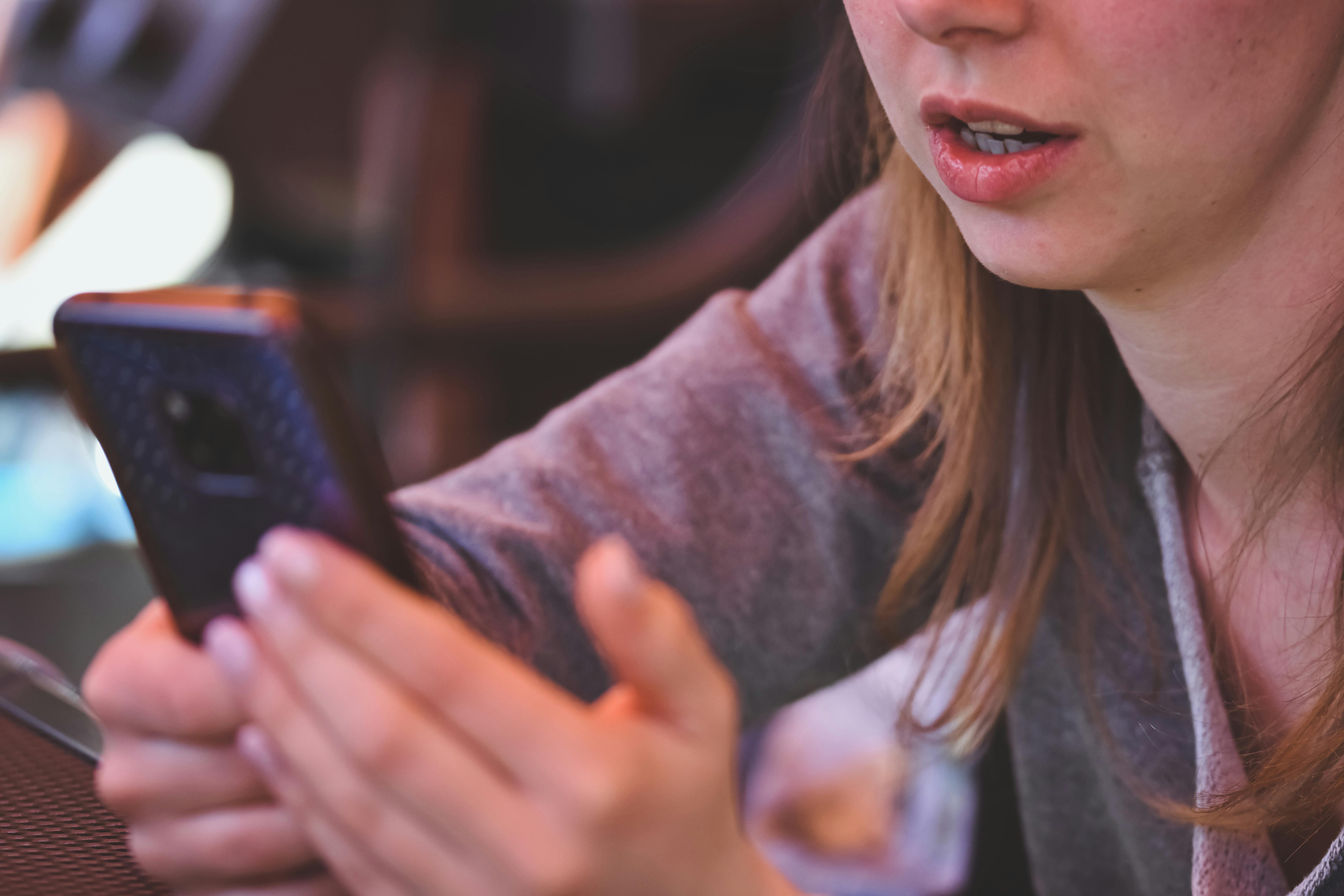 Frau benutzt ihr Handy | Quelle: Pexels