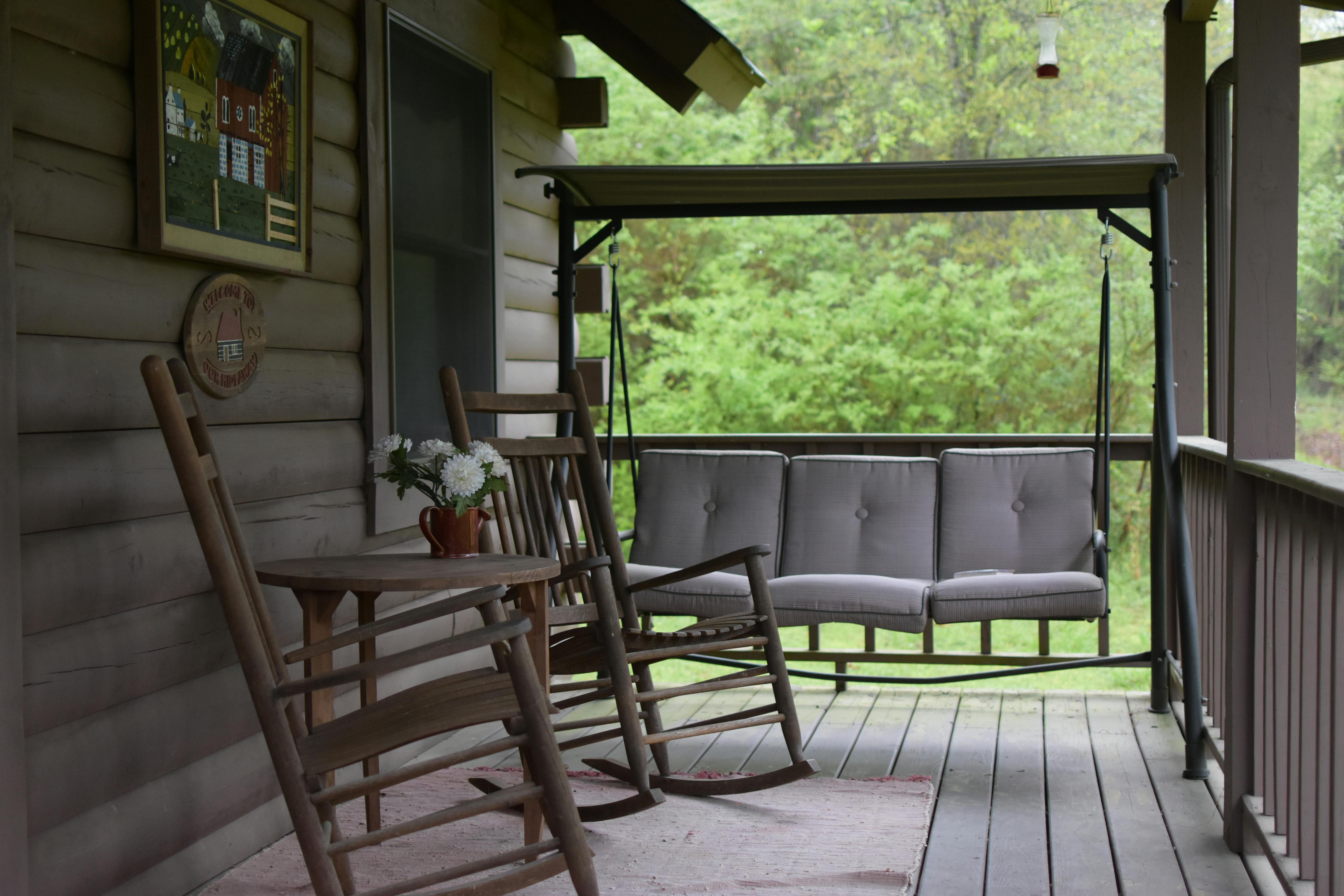 Eine Veranda-Schaukel | Quelle: Pexels