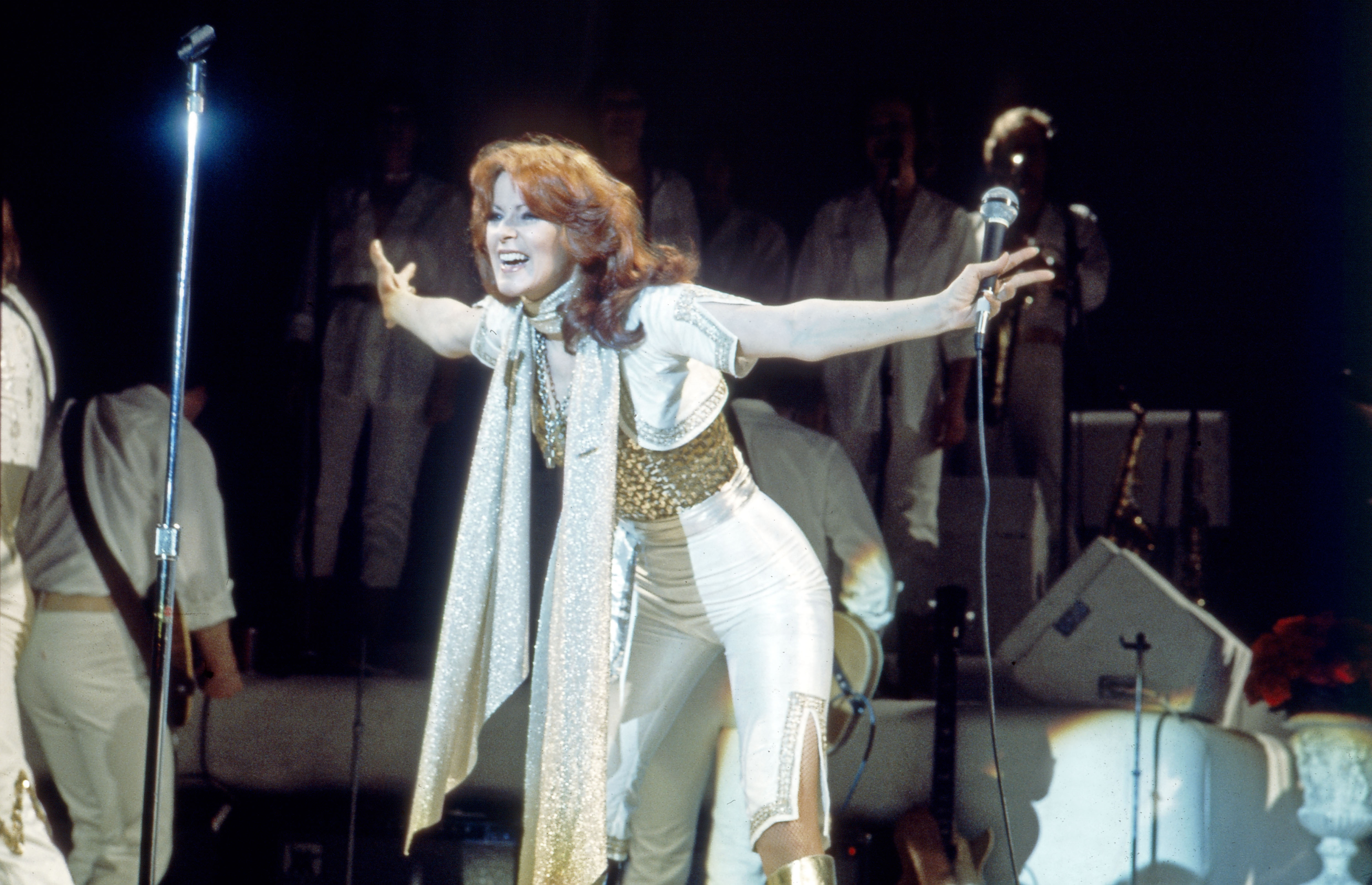 Anni-Frid Lyngstad von der schwedischen Popgruppe ABBA beim Konzert in Hamburg am 10. Februar 1977. | Quelle: Getty Images
