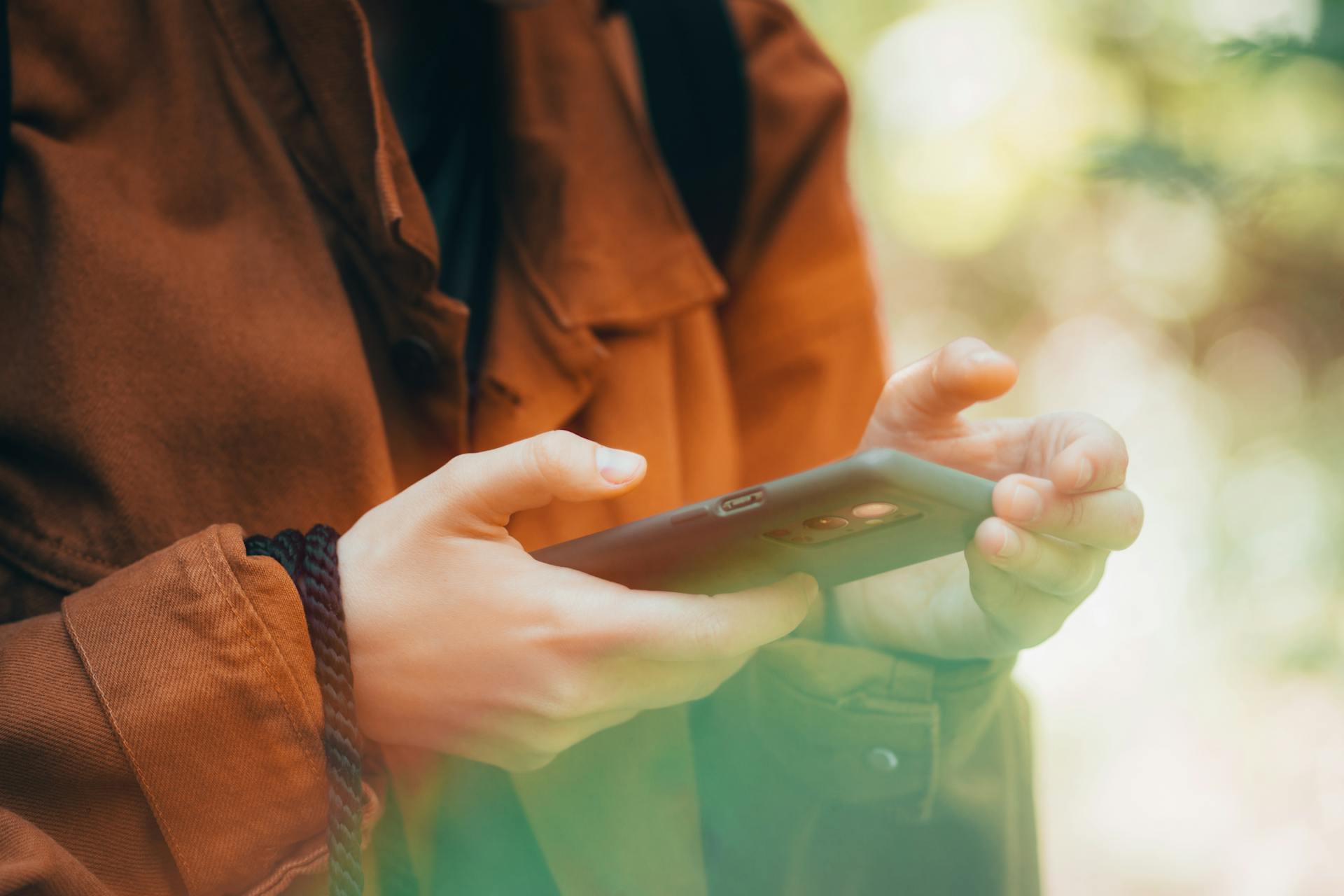 Eine Person hält ein Telefon | Quelle: Pexels