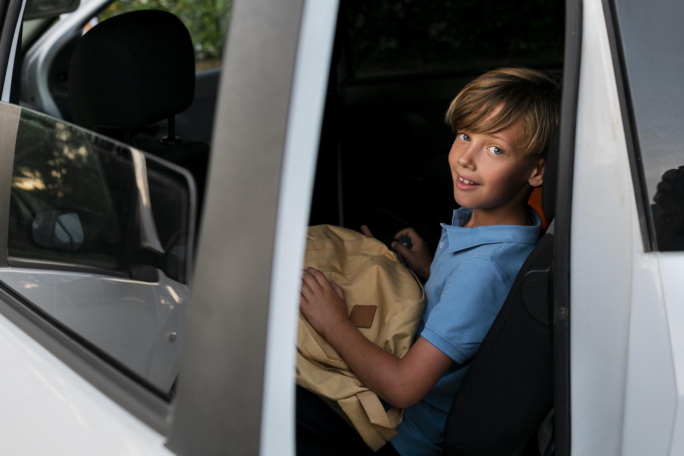 Ein Junge lächelt in einem Auto | Quelle: Freepik