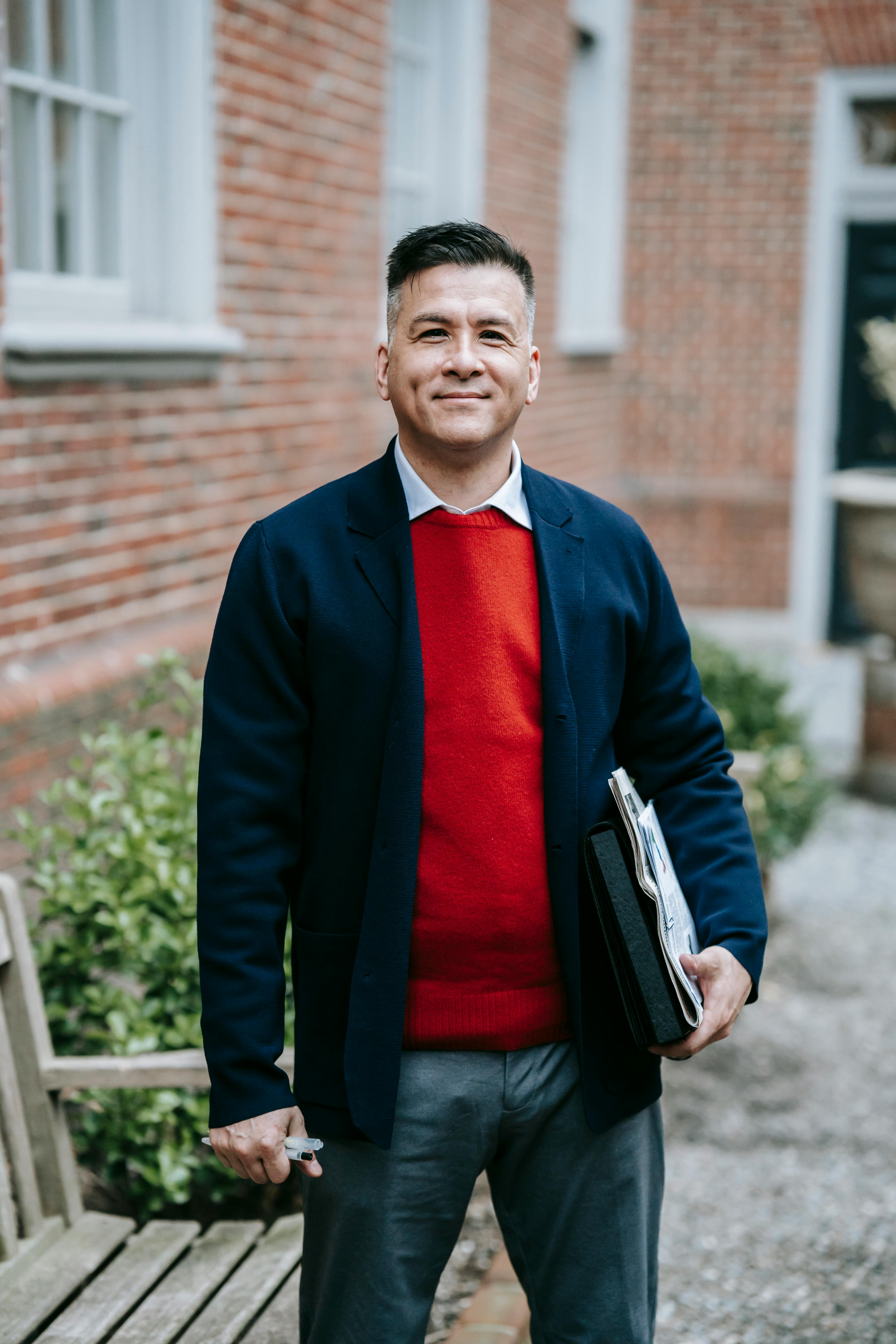 Ein glücklicher Mann in formeller Kleidung | Quelle: Pexels