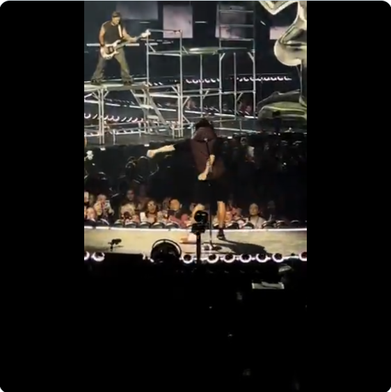 Der Mann, der auf der Bühne tanzt, aus einem Post vom 9. Juni 2025 | Quelle: X/concertleaks