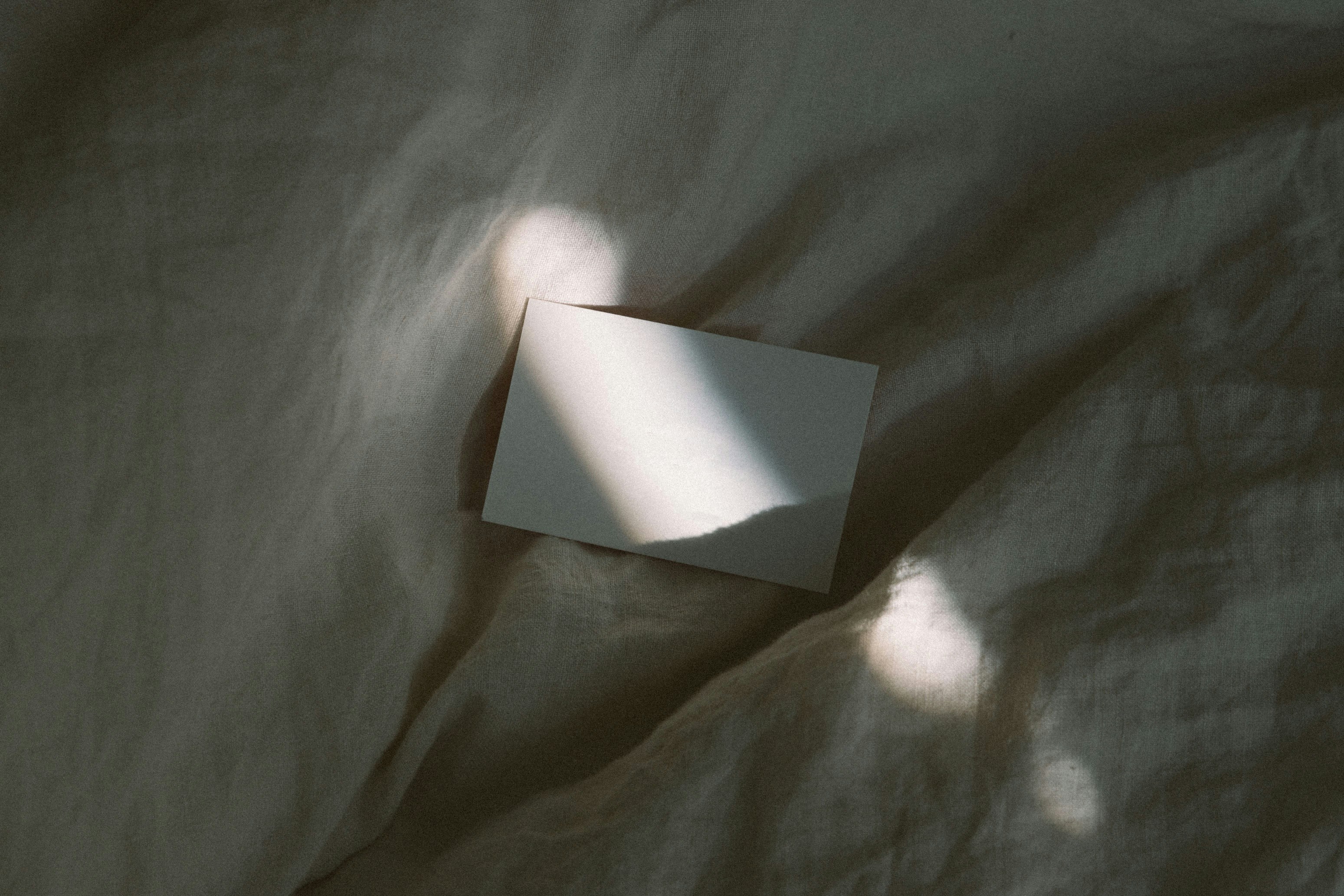 Ein gefaltetes Stück Papier | Quelle: Unsplash