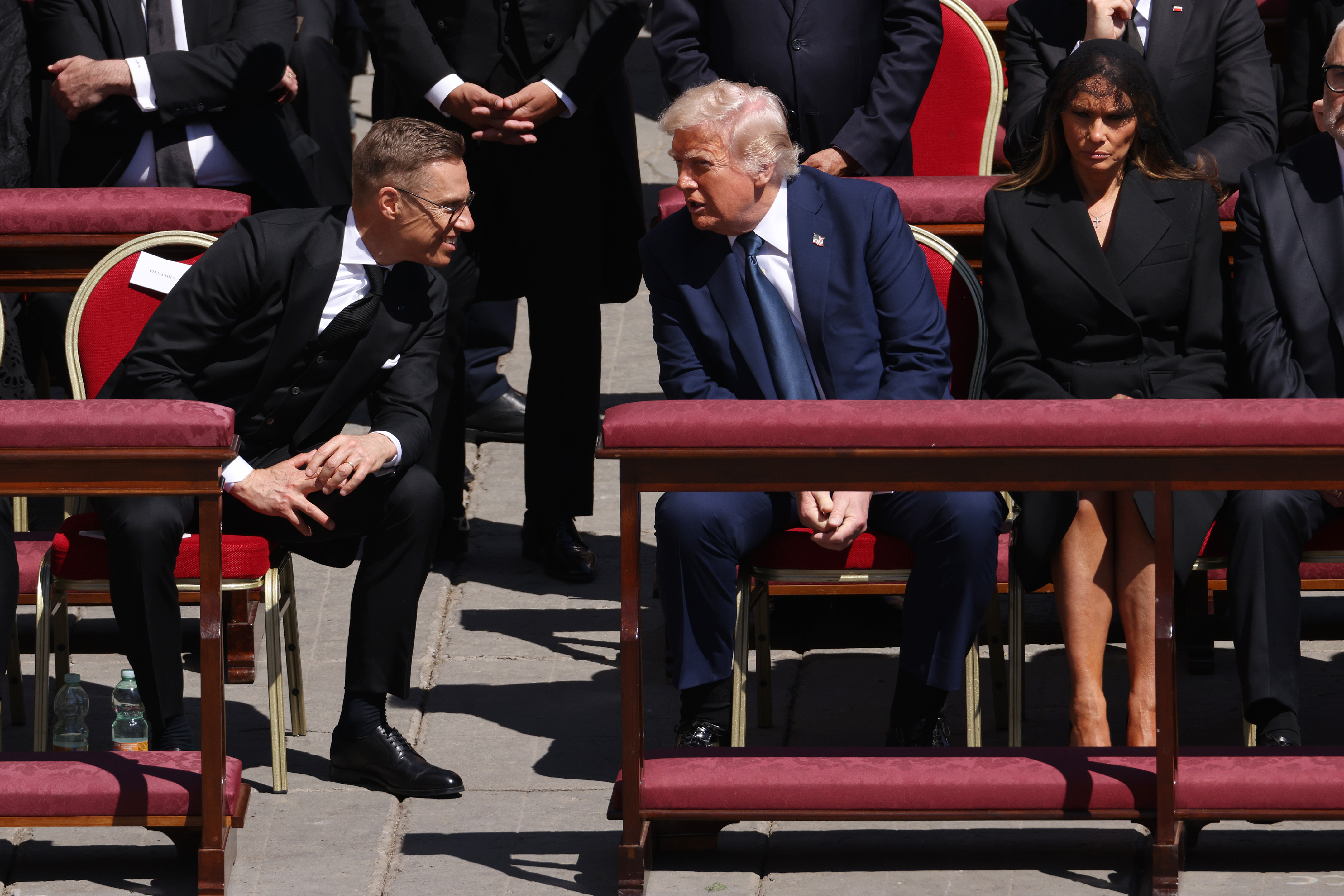 Der finnische Präsident Alexander Stubb und Donald Donald sitzen sich gegenüber und führen ein ruhiges Gespräch. Die beiden Staatsoberhäupter schaffen einen kurzen Moment der Verbundenheit inmitten der nachdenklichen Versammlung.