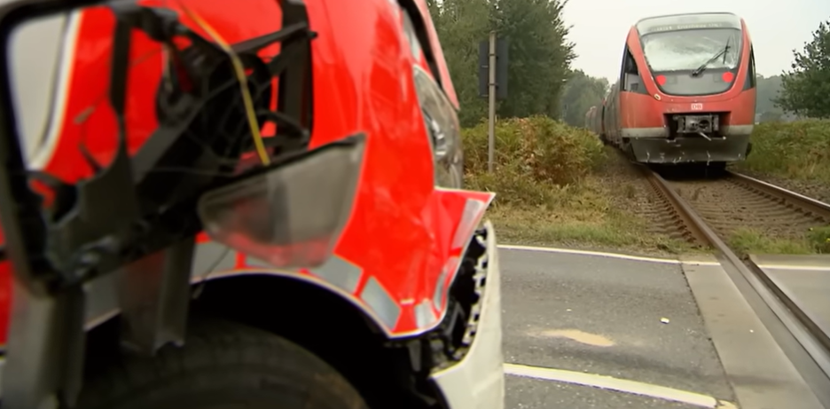 Zug kollidiert mit Krankenwagen auf dem Weg ins Krankenhaus, Ahaus, 2025 | Quelle: youtube.com/@rtlwest
