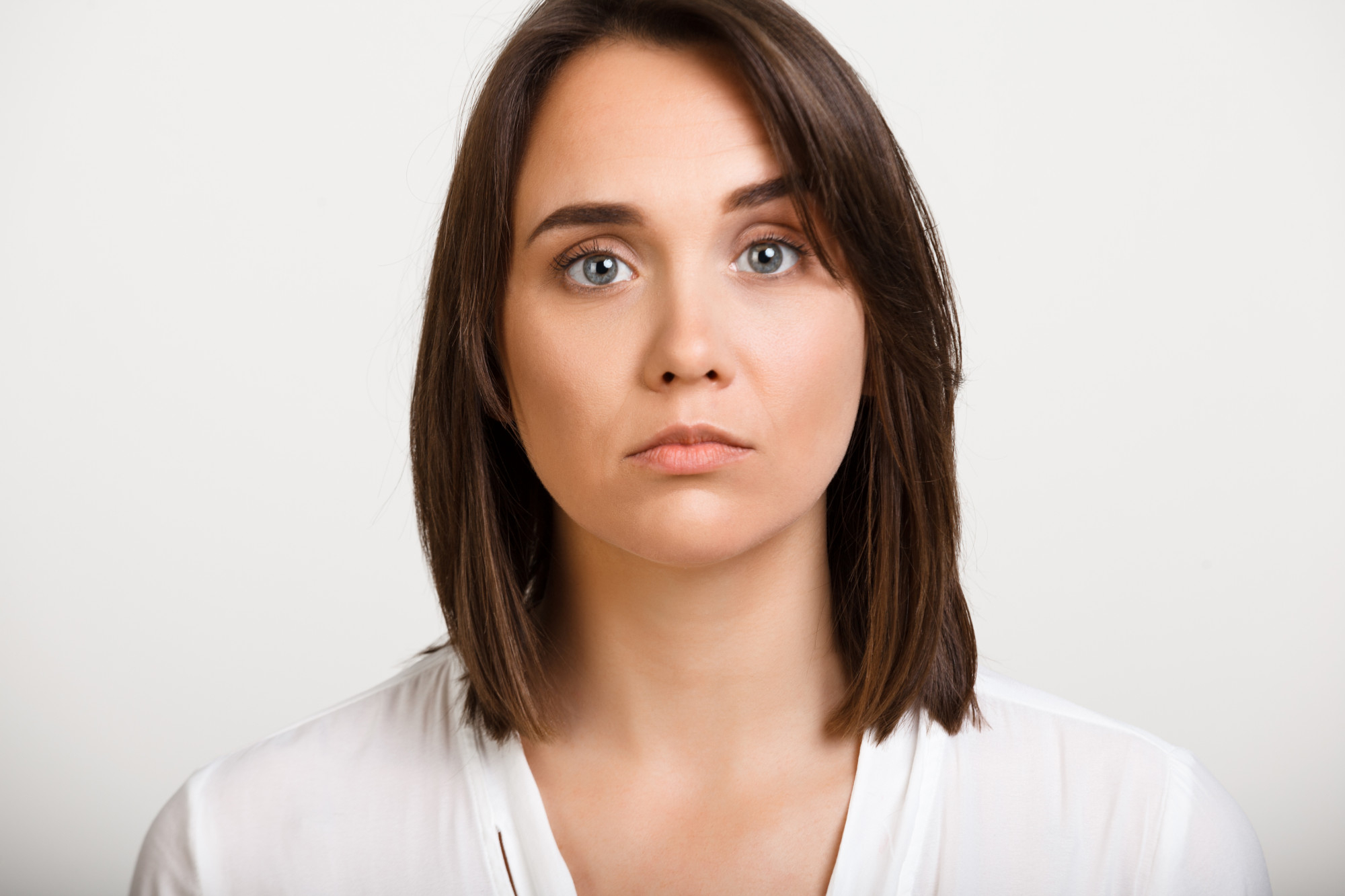 Eine Frau, die geradeaus schaut | Quelle: Freepik
