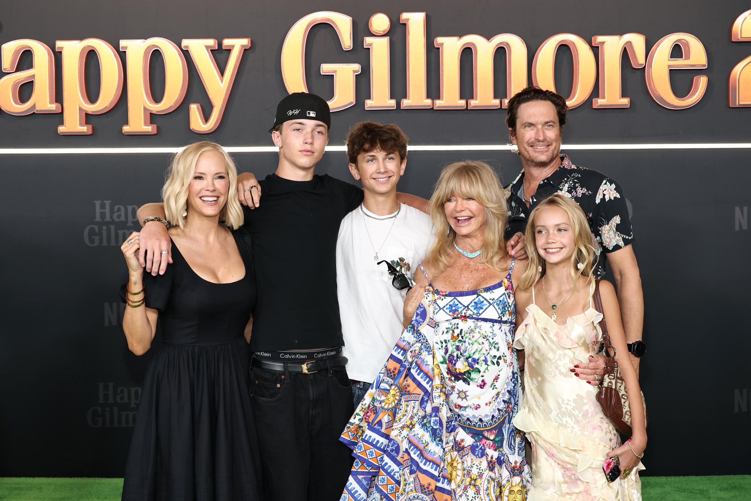 Zwei von Goldies Enkeln, Wilder und Bodhi, sind die Söhne von Oliver Hudson, und sie haben ihre Großmutter bei öffentlichen Familienanlässen begleitet. | Quelle: Getty Images.