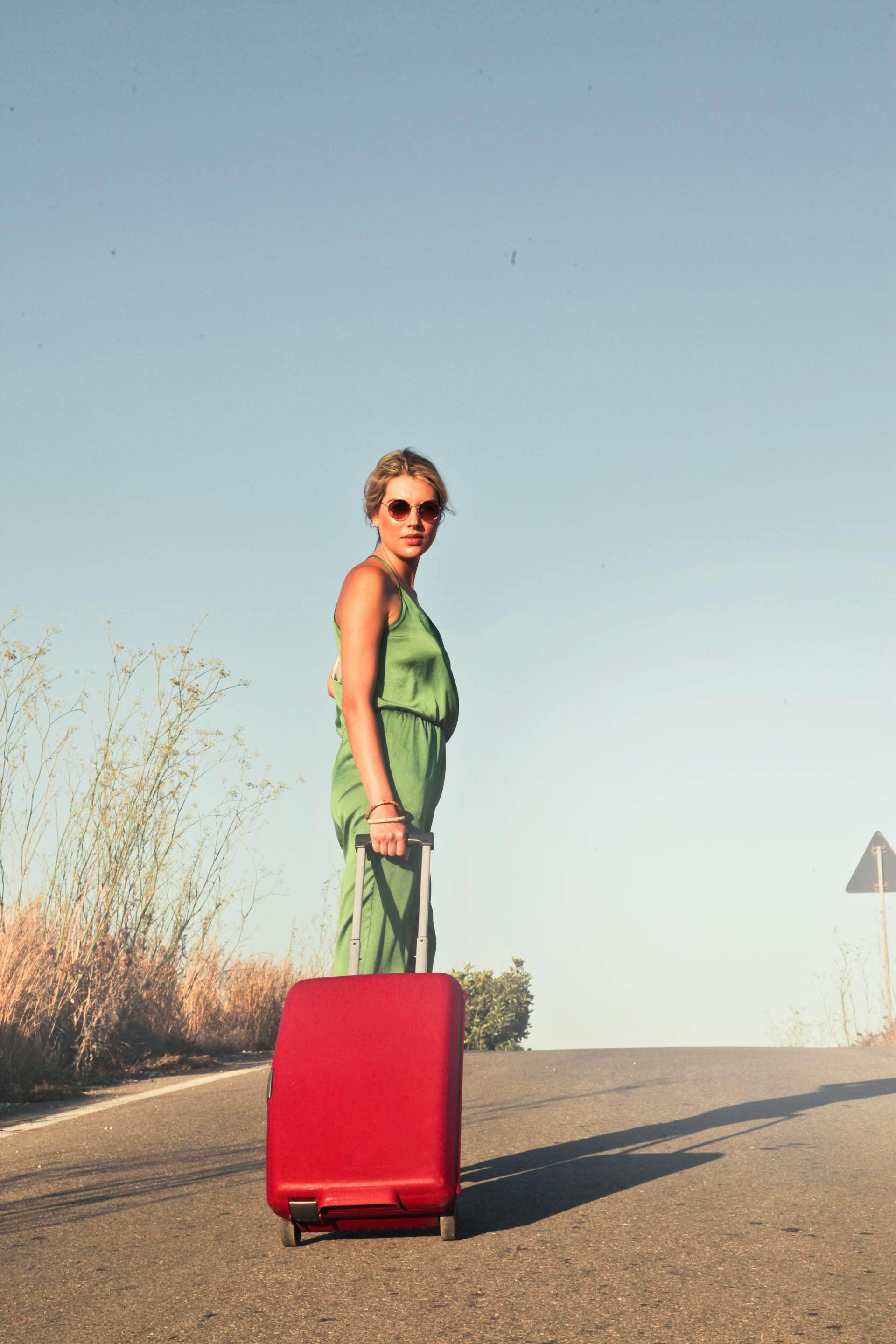 Eine Frau mit ihrem Gepäck | Quelle: Pexels