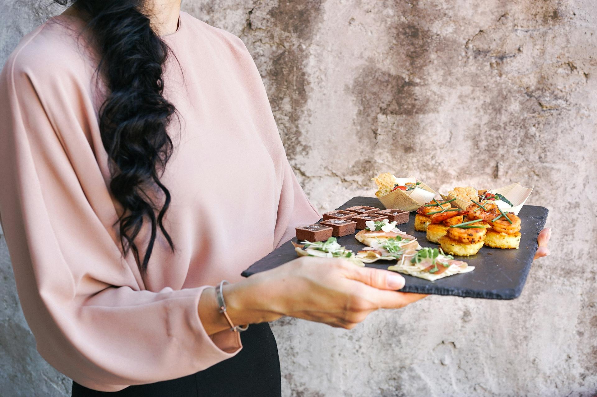 Eine Frau mit Essen in der Hand | Quelle: Pexels