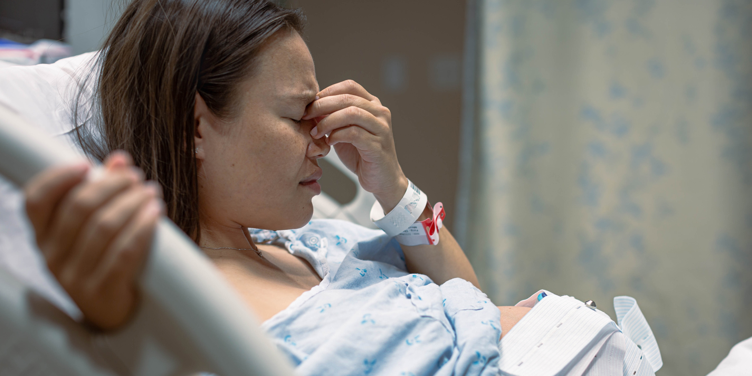 Eine schwangere Frau in einem Krankenhausbett | Quelle: Shutterstock
