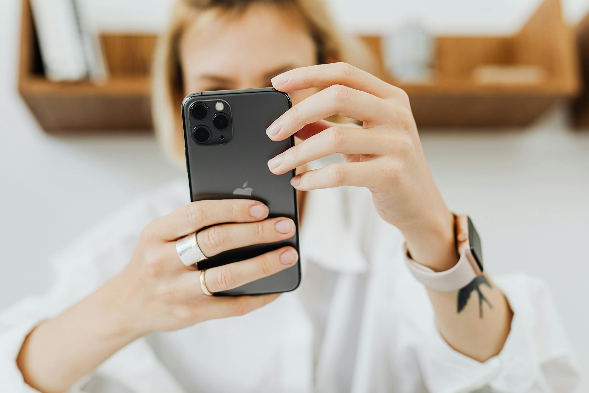 Eine Frau hält ihr Telefon | Quelle: Pexels