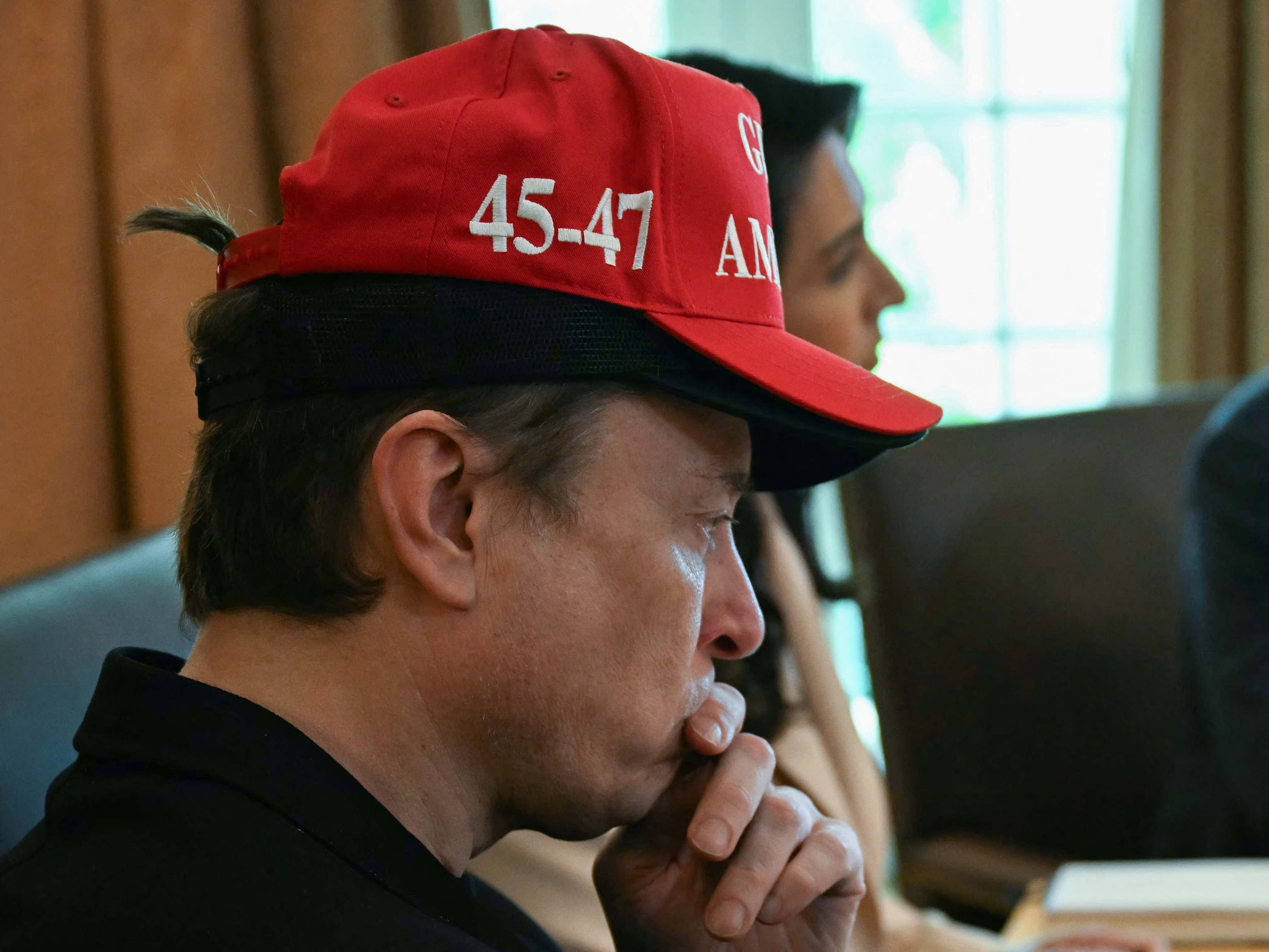 Elon Musk trägt eine Kappe mit der Aufschrift „45-47“ | Quelle: Getty Images