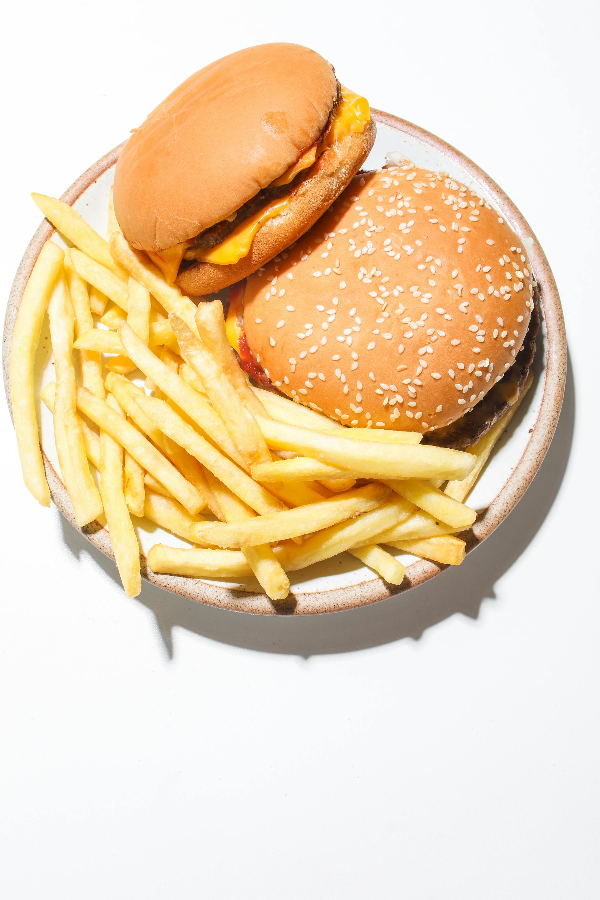 Burger und Pommes frites auf einem Teller serviert | Quelle: Pexels