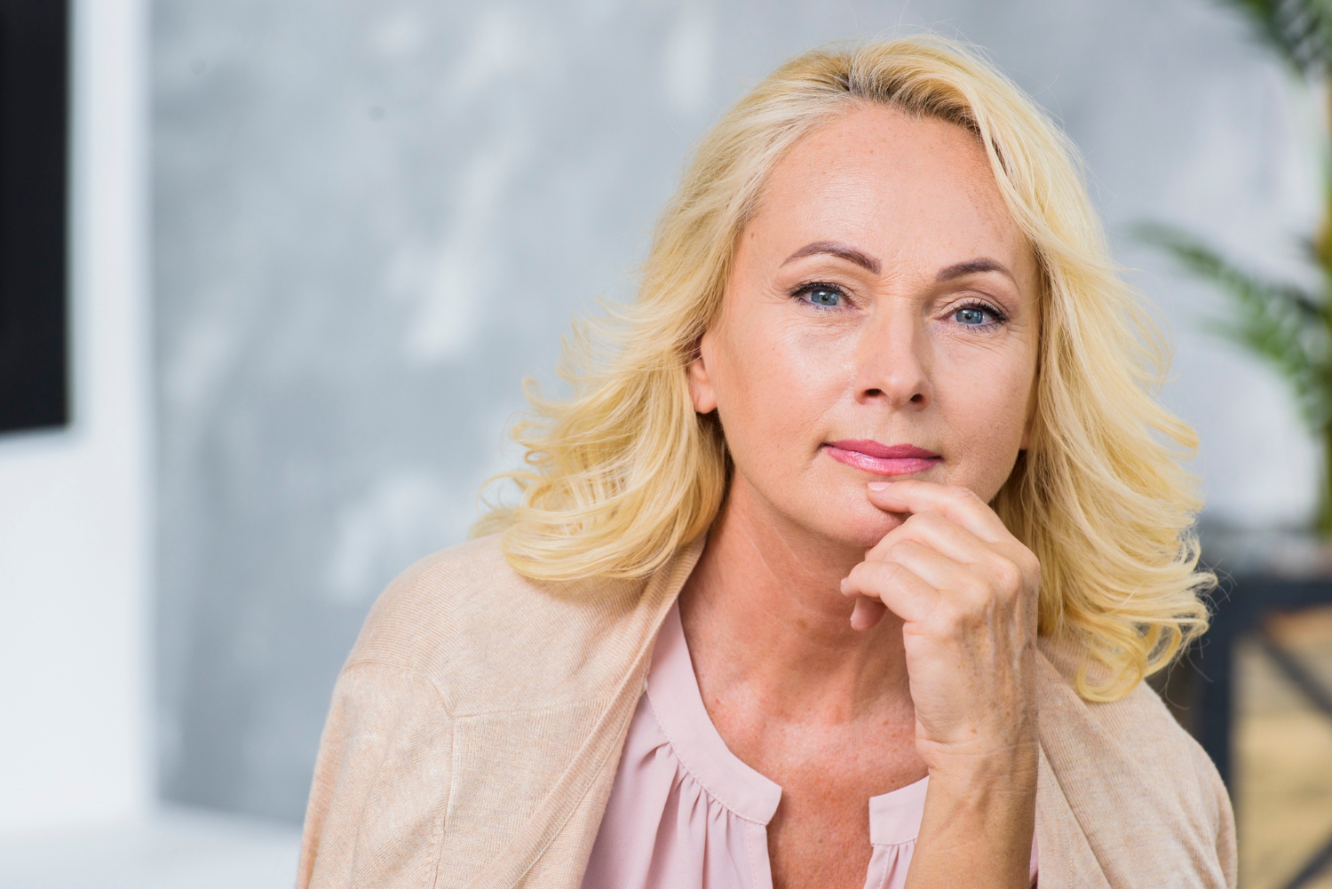 Eine lächelnde Frau mittleren Alters | Quelle: Freepik
