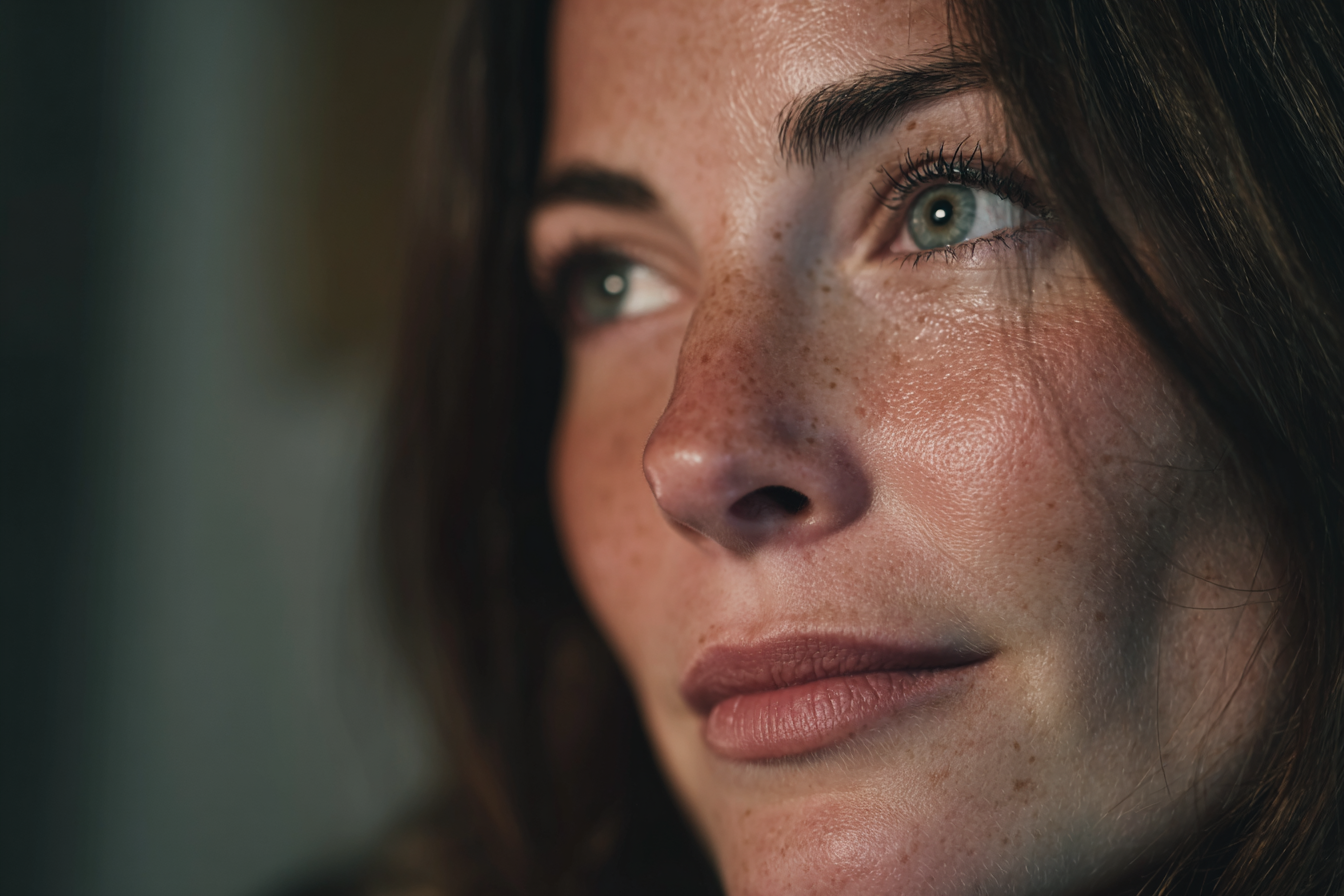 Eine Nahaufnahme des Gesichts einer Frau | Quelle: Midjourney