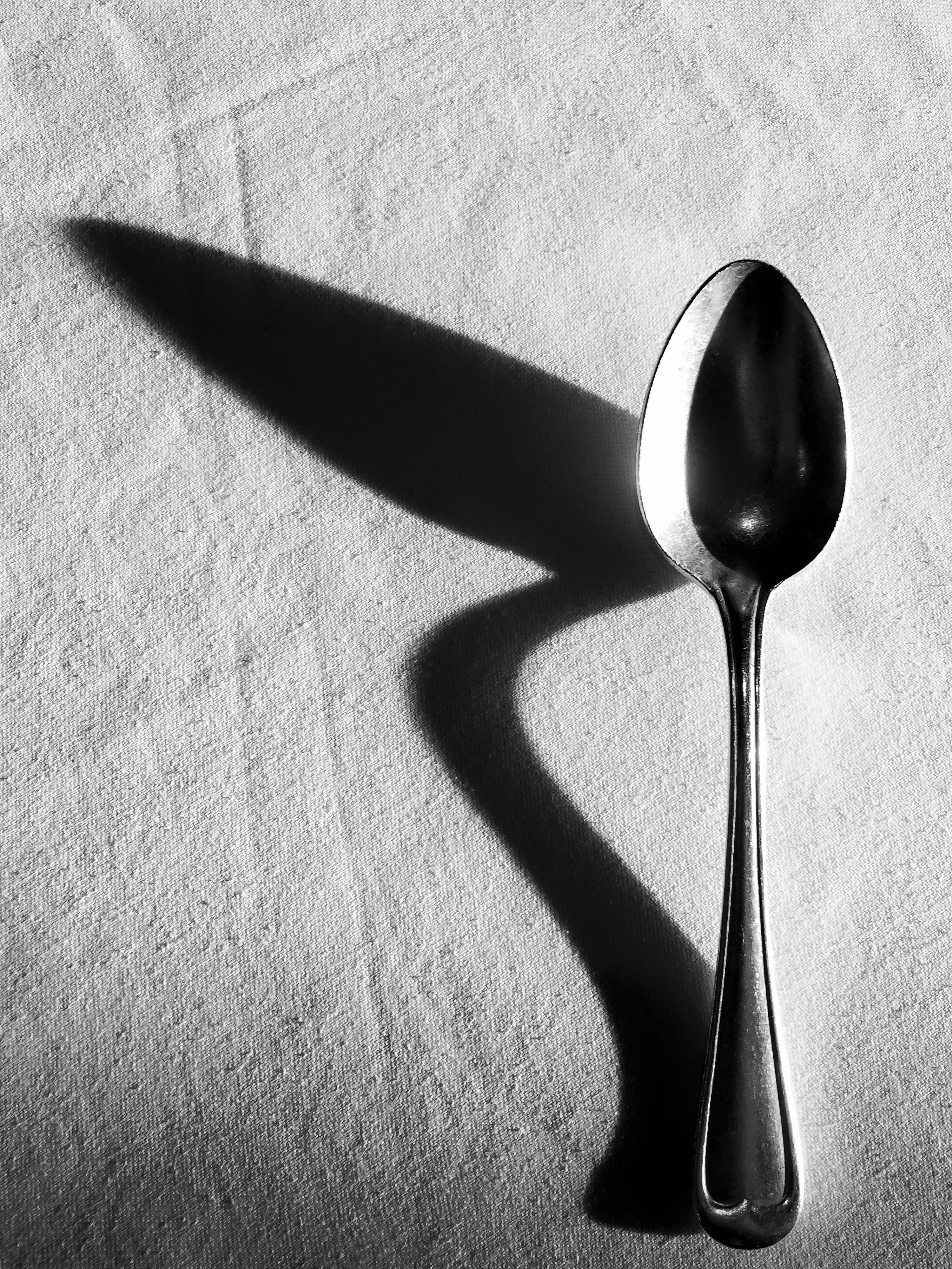 Ein Silberlöffel auf einem Tisch | Quelle: Unsplash