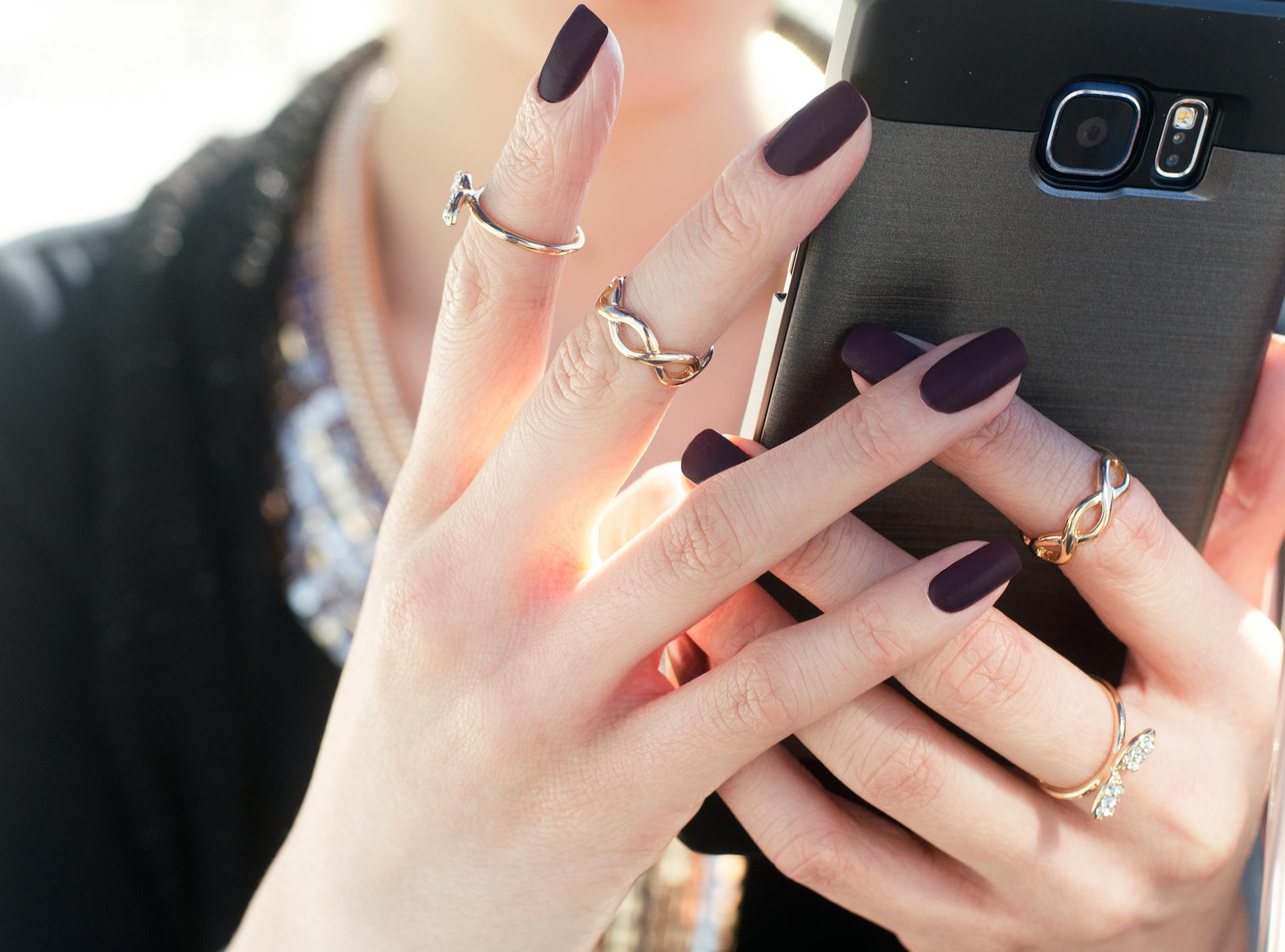 Eine Frau schreibt eine SMS | Quelle: Pexels