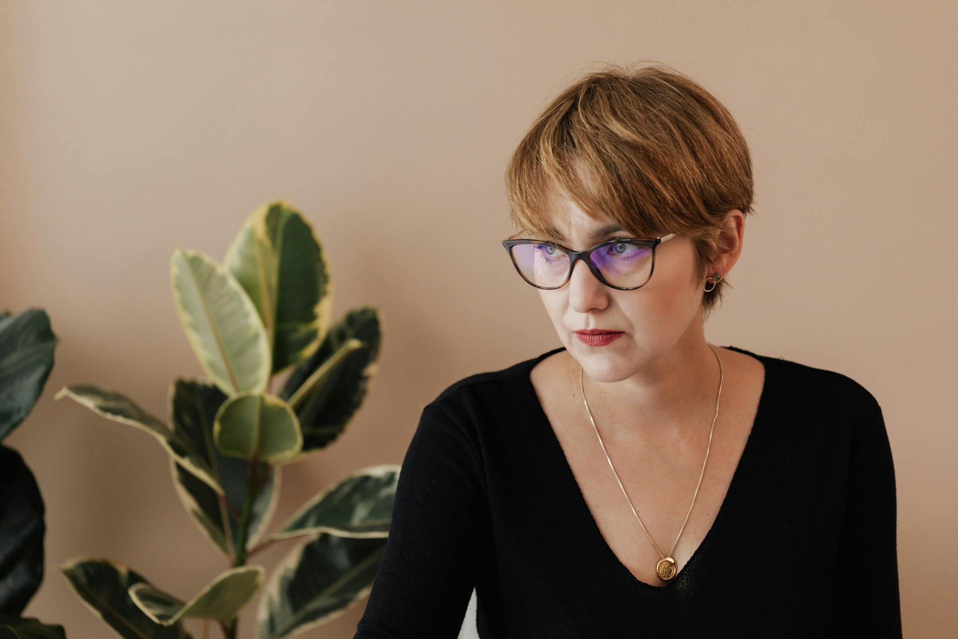 Eine Frau, die an einen Plan denkt | Quelle: Pexels