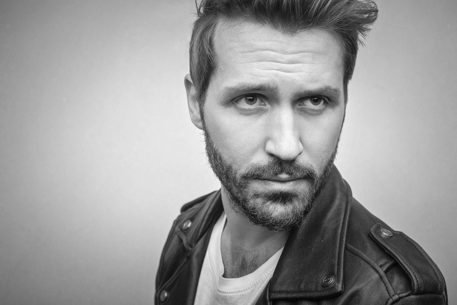 Ein Mann, der jemanden anschaut | Quelle: Pexels