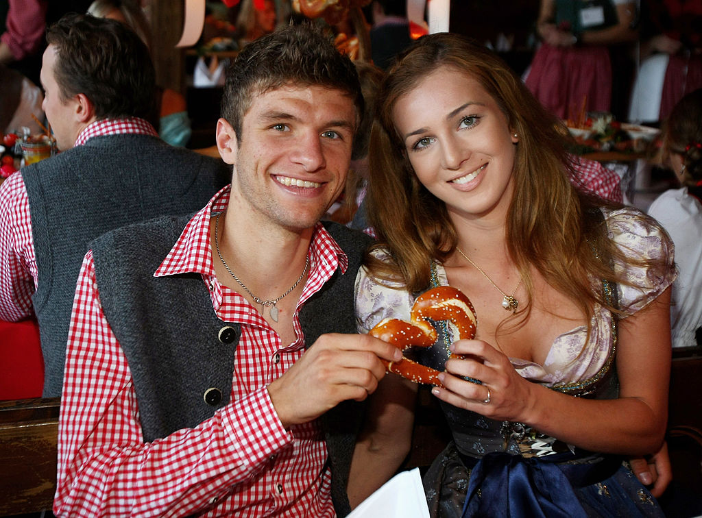 Thomas Müller vom FC Bayern München und seine Freundin Lisa besuchen am 4. Oktober 2009 in München das Oktoberfest im Zelt der „Käfer Wiesnschänke“. | Quelle: Getty Images