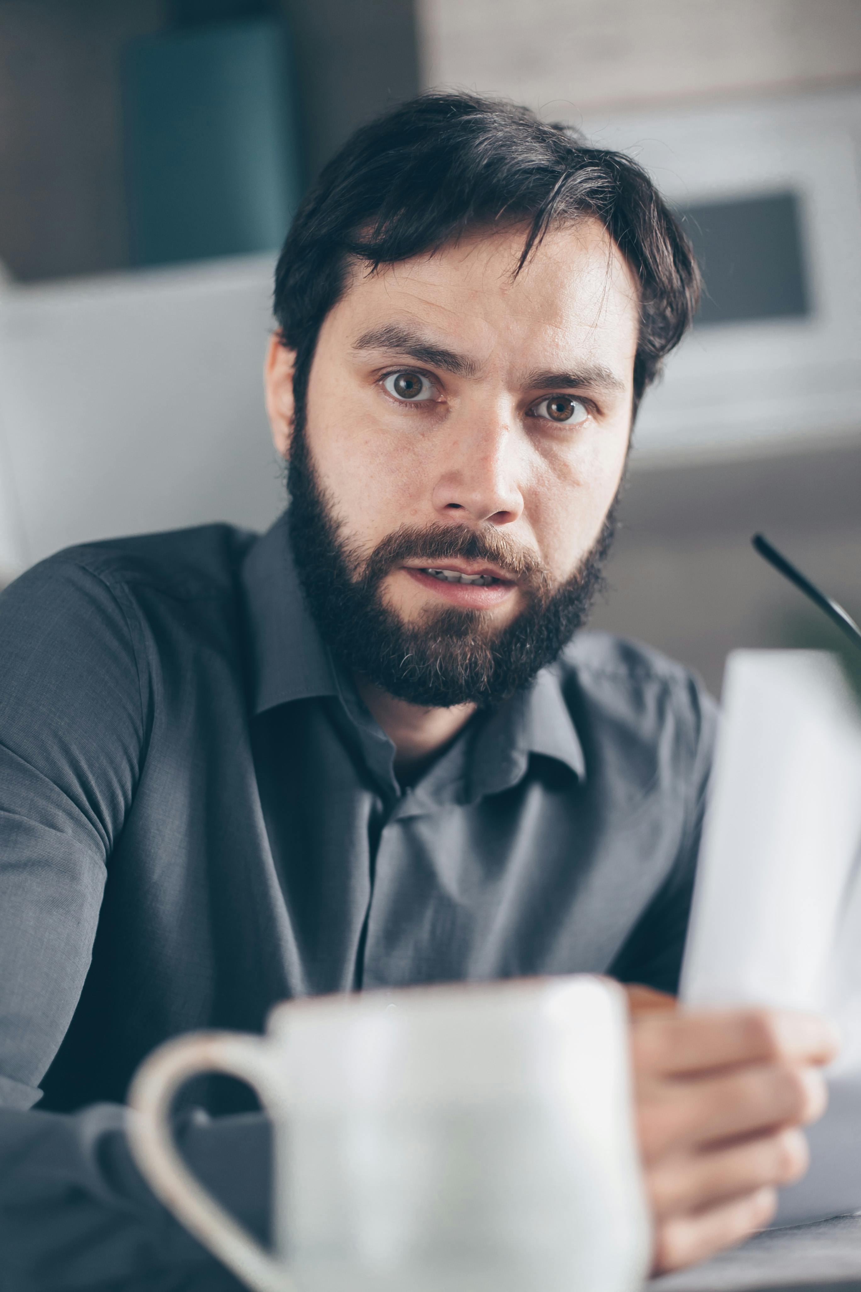 Ein schockierter Mann liest einen Brief | Quelle: Pexels