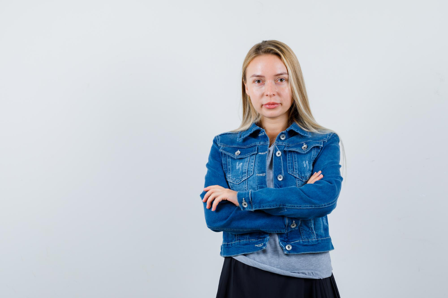 Eine Frau mit verschränkten Armen | Quelle: Freepik