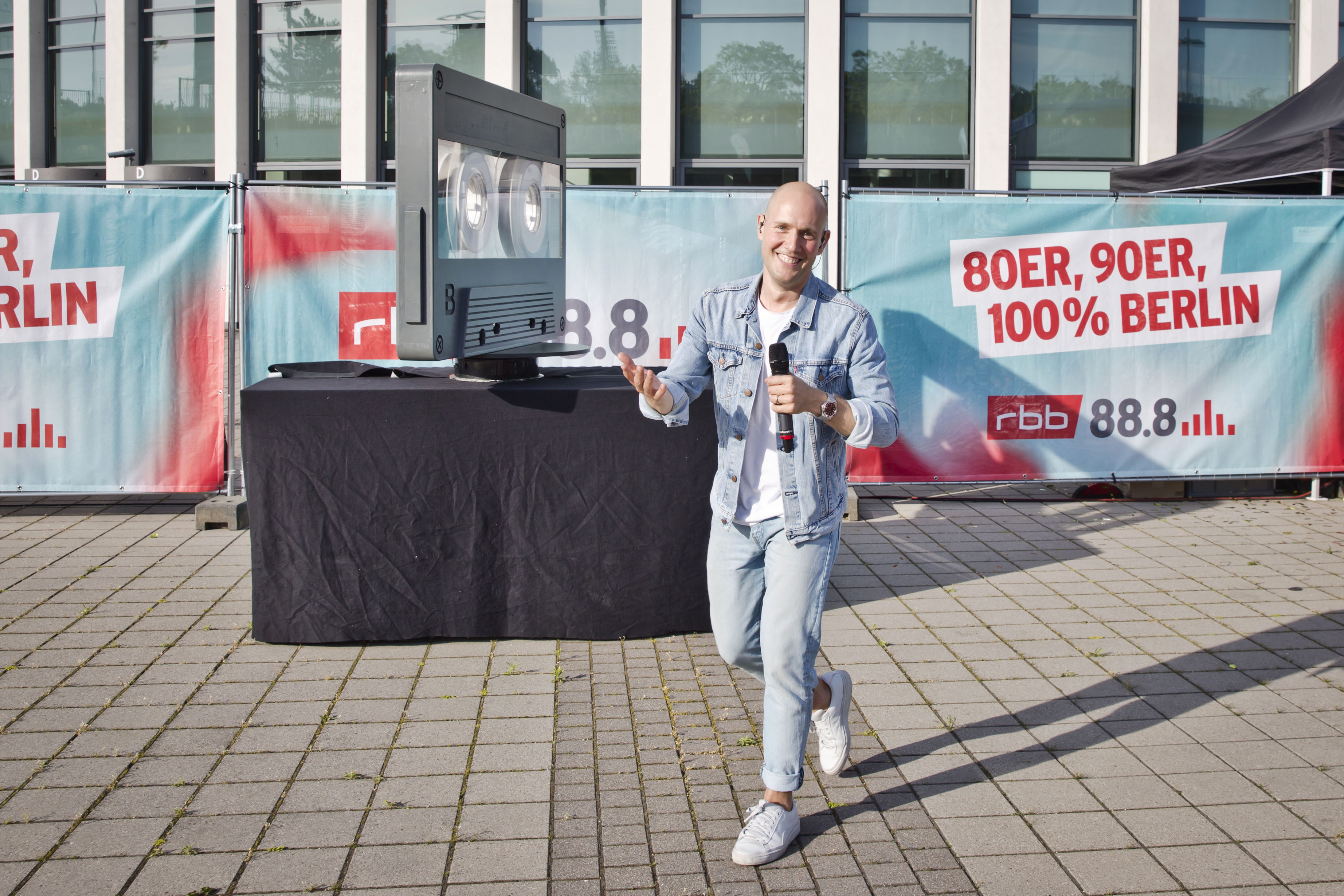 Oli.P tritt am 21. Mai 2020 in Berlin bei einem 90er Drive-In-Konzert auf dem Messegelände live auf | Quelle: Getty Images