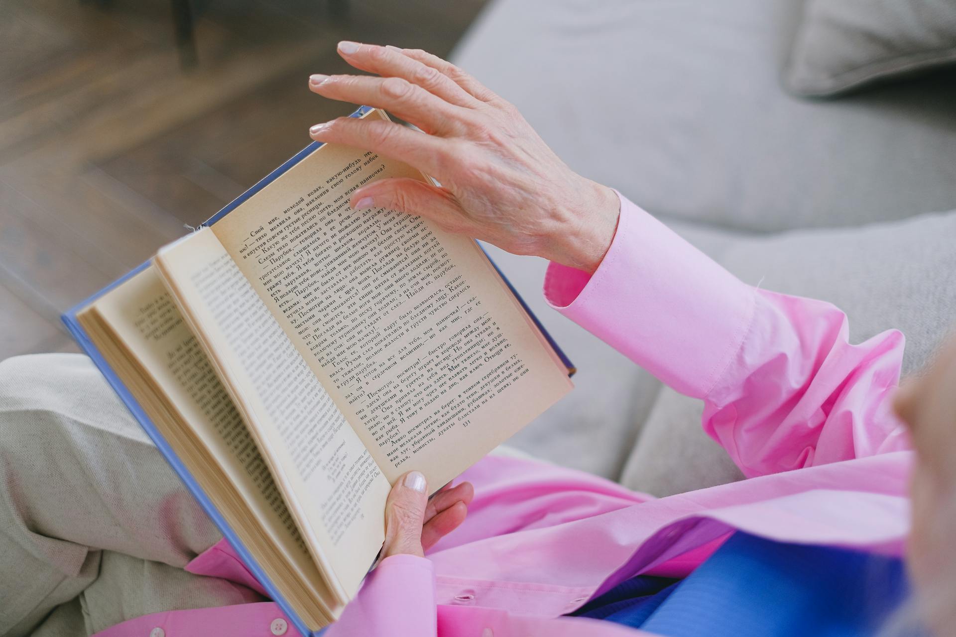 Nahaufnahme einer älteren Frau, die ein Buch liest | Quelle: Pexels