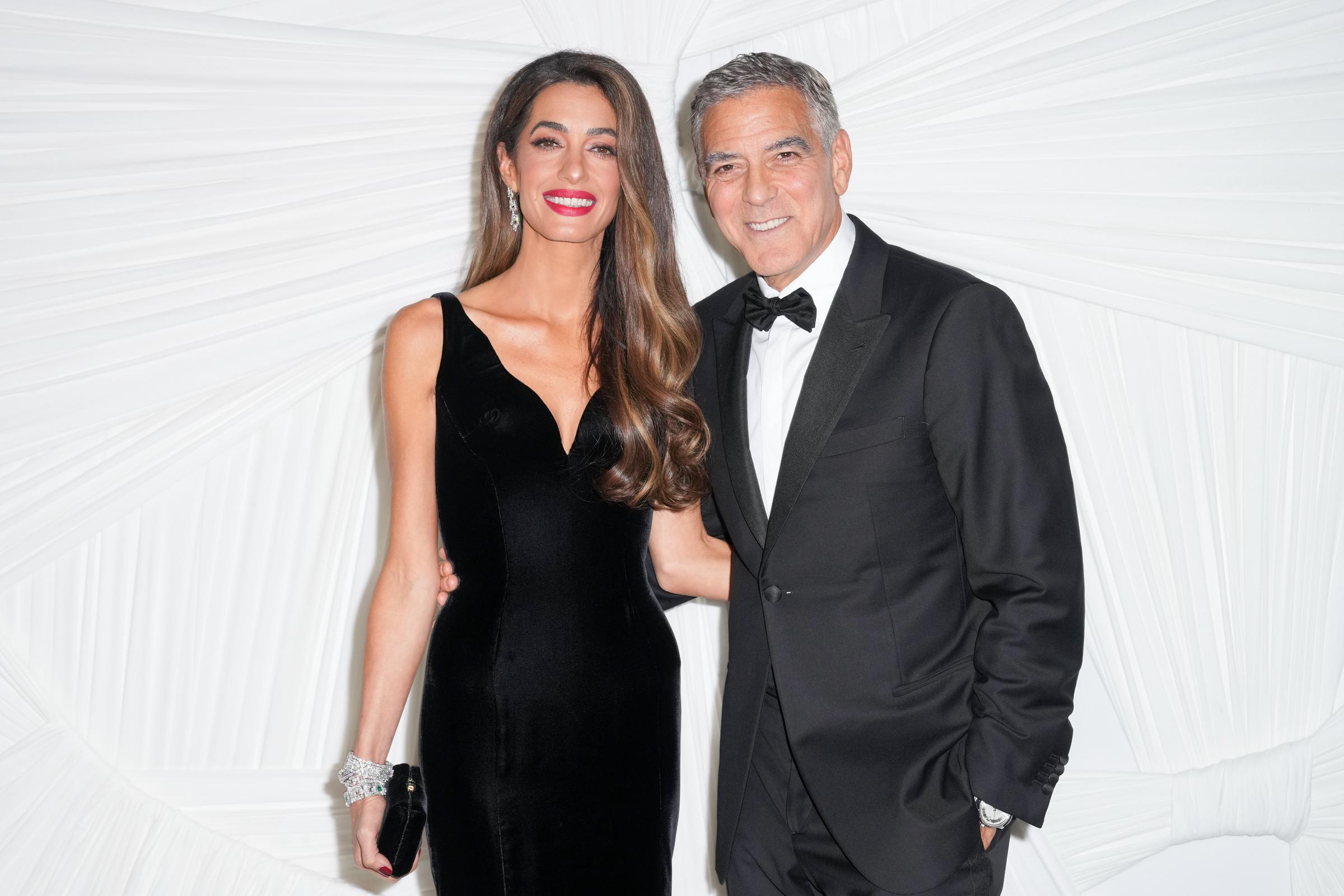 Amal und George Clooney nehmen an den Albie Awards 2024 teil, die von der Clooney Foundation for Justice am 26. September 2024 in der New York Public Library verliehen werden. | Quelle: Getty Images