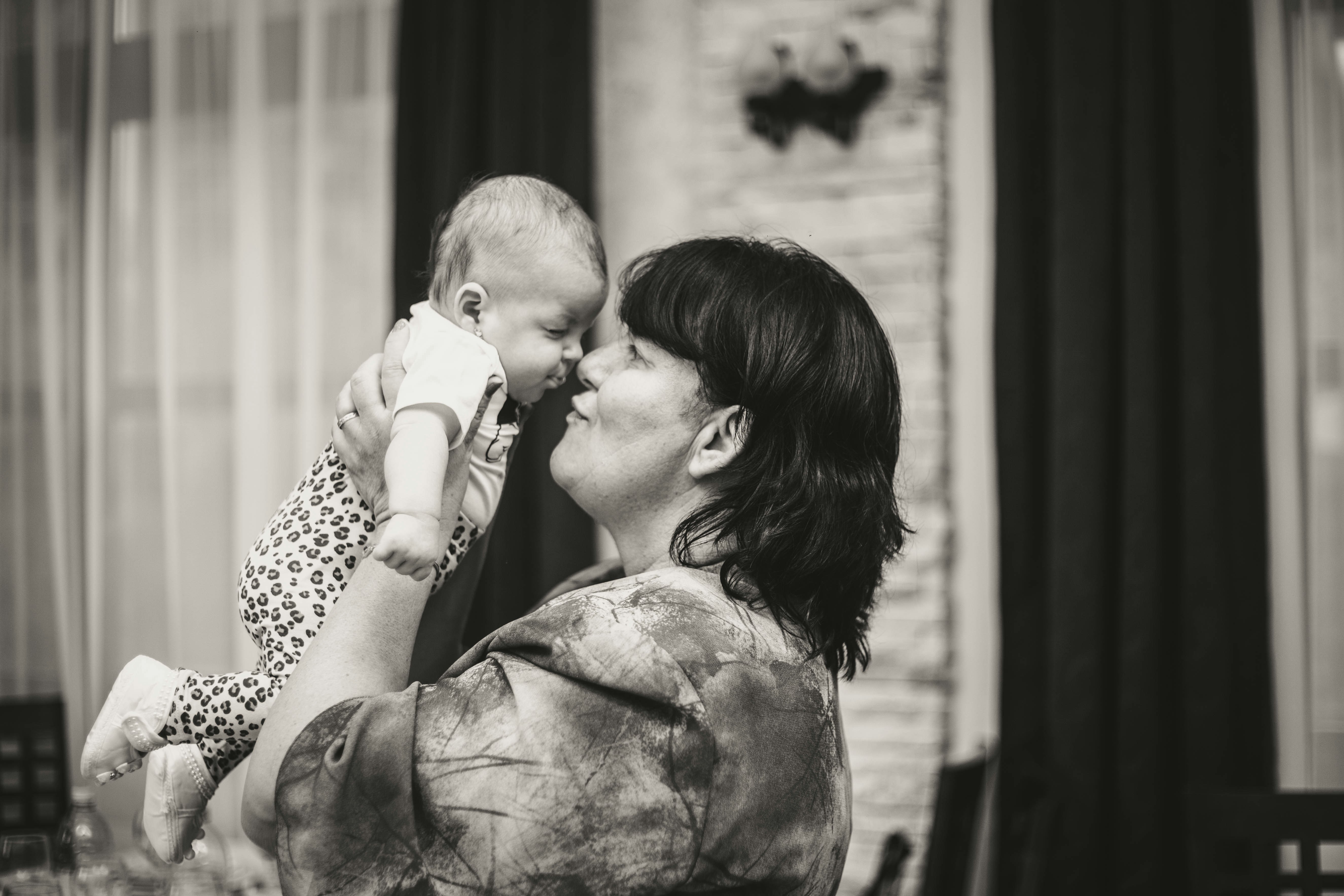Eine Frau hält ein Baby | Quelle: Unsplash