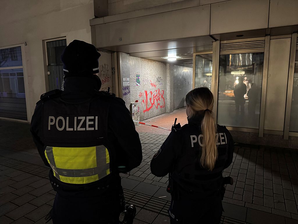11. Dezember 2025, Herford: Polizisten stehen an einer Absperrung. | Quelle: Getty Images