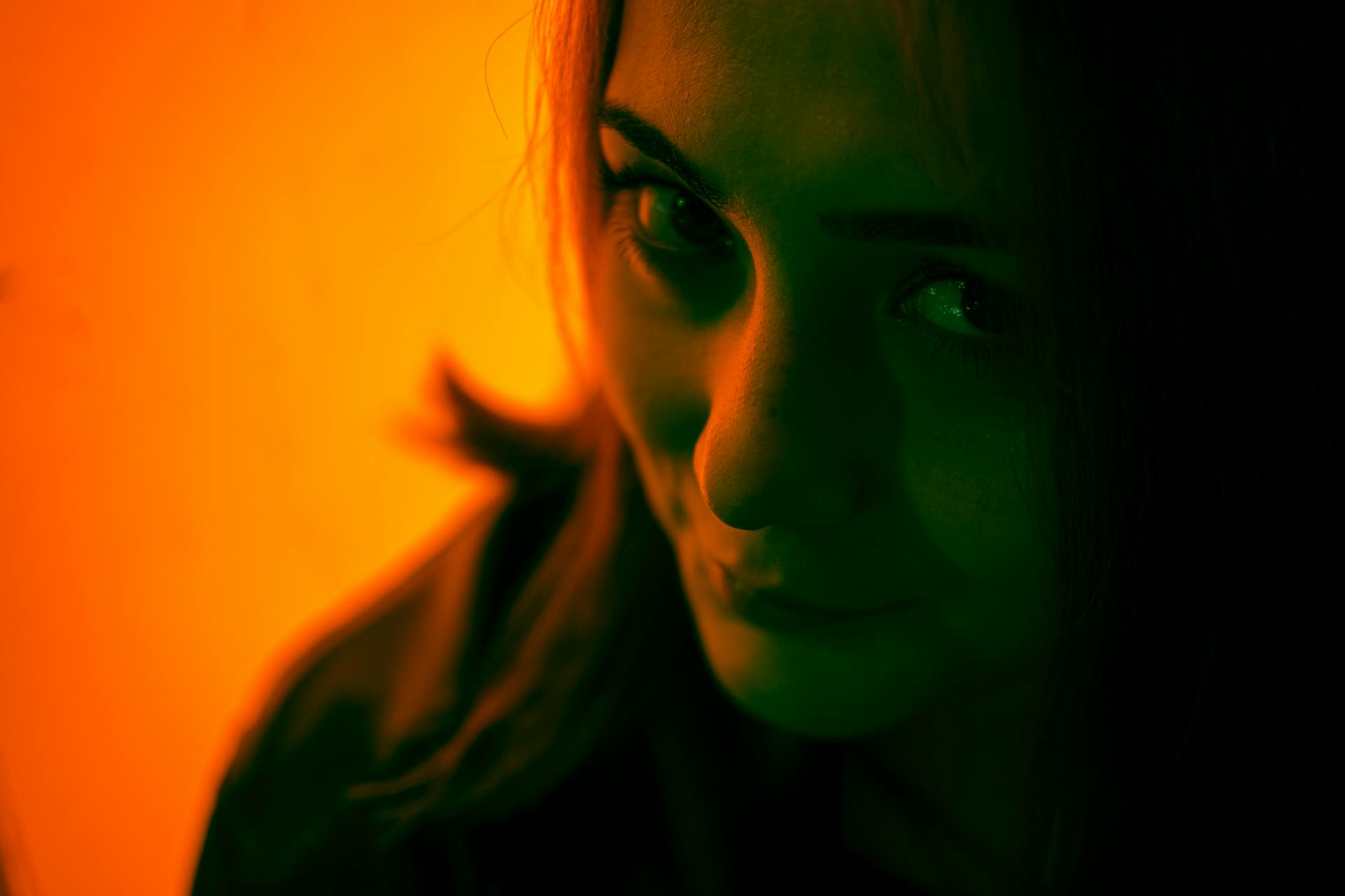 Eine Frau mit einem geheimnisvollen Lächeln | Quelle: Pexels